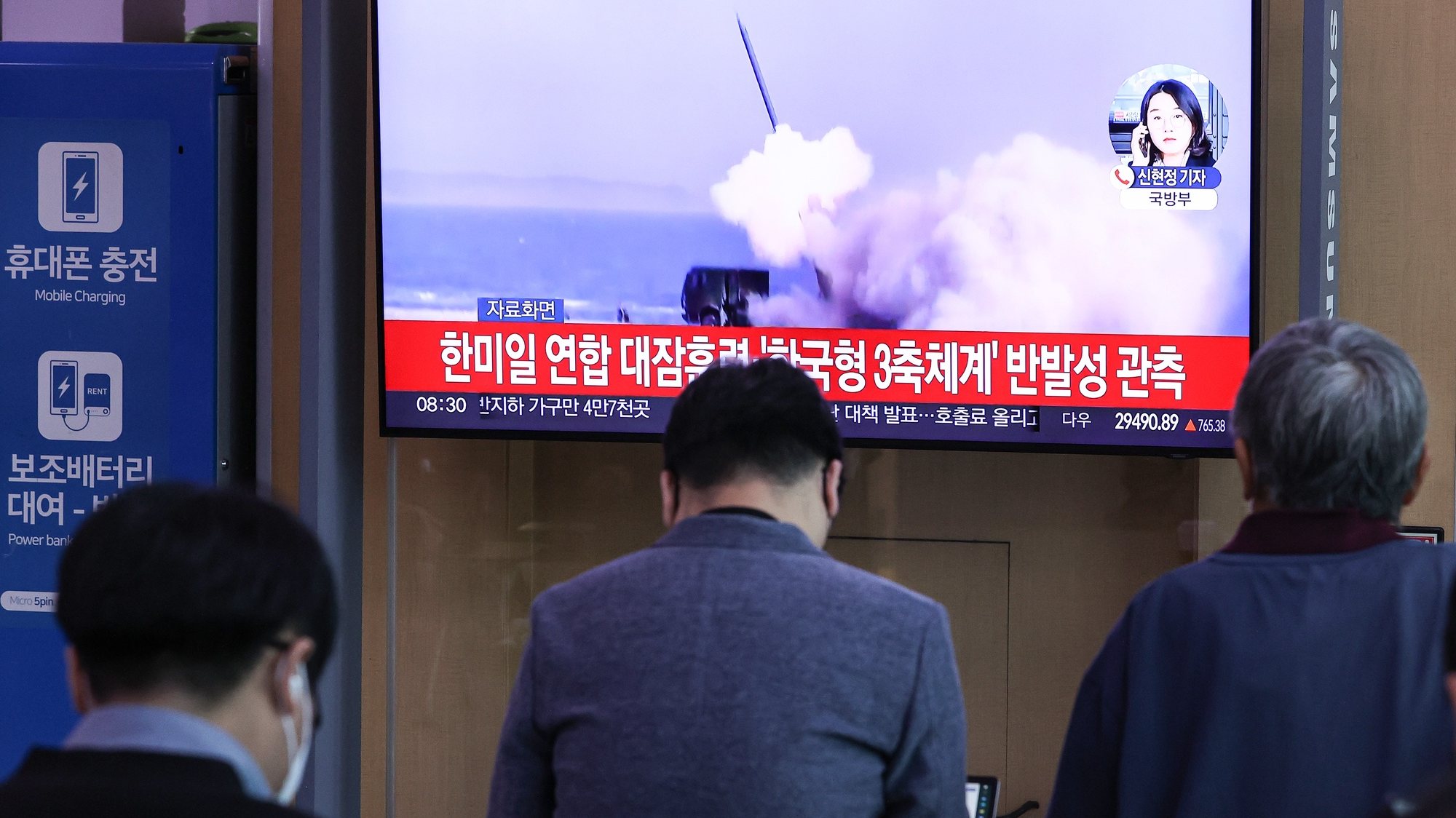 epa10221987 People watch a TV report on North Korea&#039;s firing of an intermediate range ballistic missile (IRBM) into the Pacific ocean past Japan earlier in the day, at Seoul Station, in Seoul, South Korea, 04 October 2022. North Korea has conducted five missile launches in just over a week in apparent protest of joint military exercises involving South Korea, the US and Japan, including a naval exercise with the USS Ronald Reagan aircraft carrier.  EPA/YONHAP  SOUTH KOREA OUT