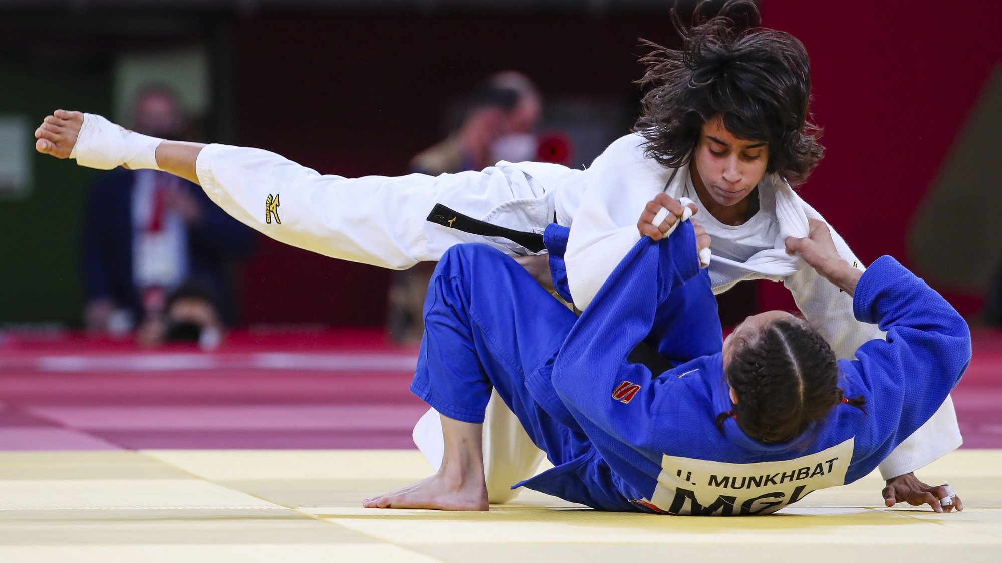 A judoca Catarina Costa (E) em ação durante o combate para a atribuição da medalha de bronze com a mongol Urantsetseg Munkhbat, na arena Nippon Budokan, Tóquio, Japão, 24 de julho de 2021. JOSÉ COELHO/LUSA