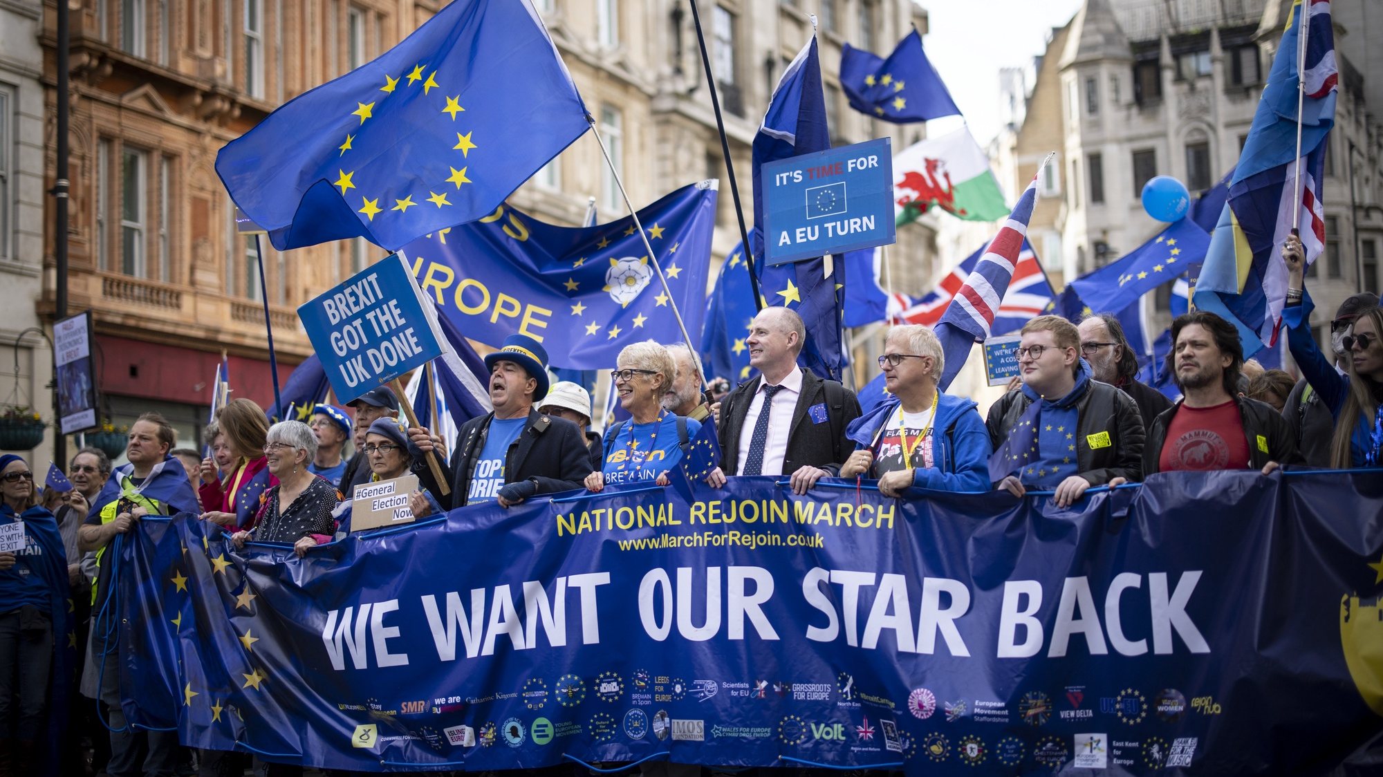 epa10258977 Pro-EU campaigners march as they demand the UK Government to reverse Brexit and rejoin the European Union in London, Britain, 22 October 2022. Campaigners claim leaving the European Union costs the UK up to 30 billion pounds (34.39 billion euro) a year and they blame Brexit for the country&#039;s current political and financial turmoils.  EPA/TOLGA AKMEN