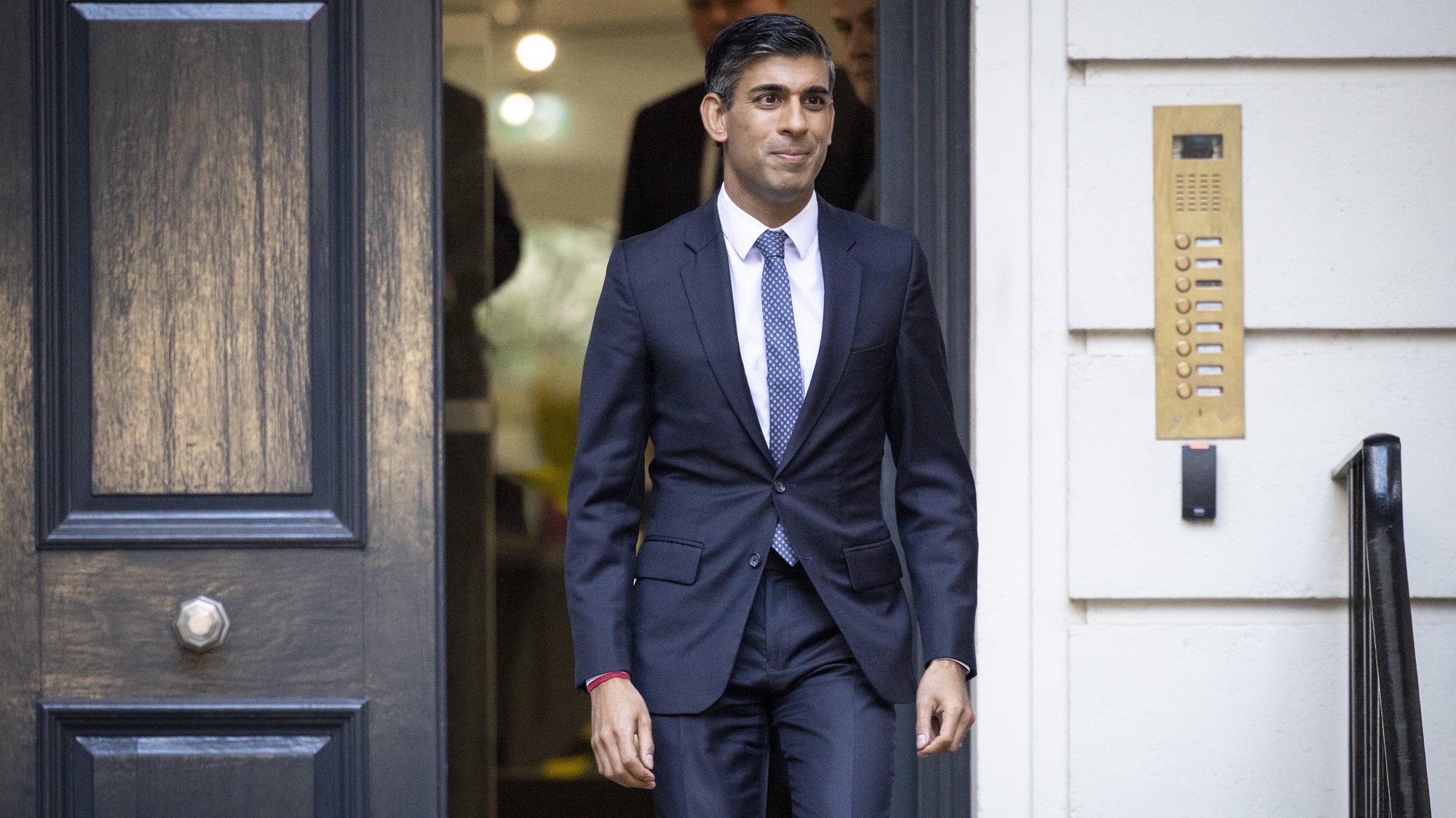 epa10263163 Former British Chancellor of the Exchequer Rishi Sunak leaves the Conservative Central Office after it was announced by the Chair of the 1922 Committee that he will become the new leader of the Conservative Party in London, Britain, 24 October 2022. Sunak will succeed Liz Truss as prime minister, after rival candidate Mordaunt withdrew from the party leadership contest.  EPA/TOLGA AKMEN