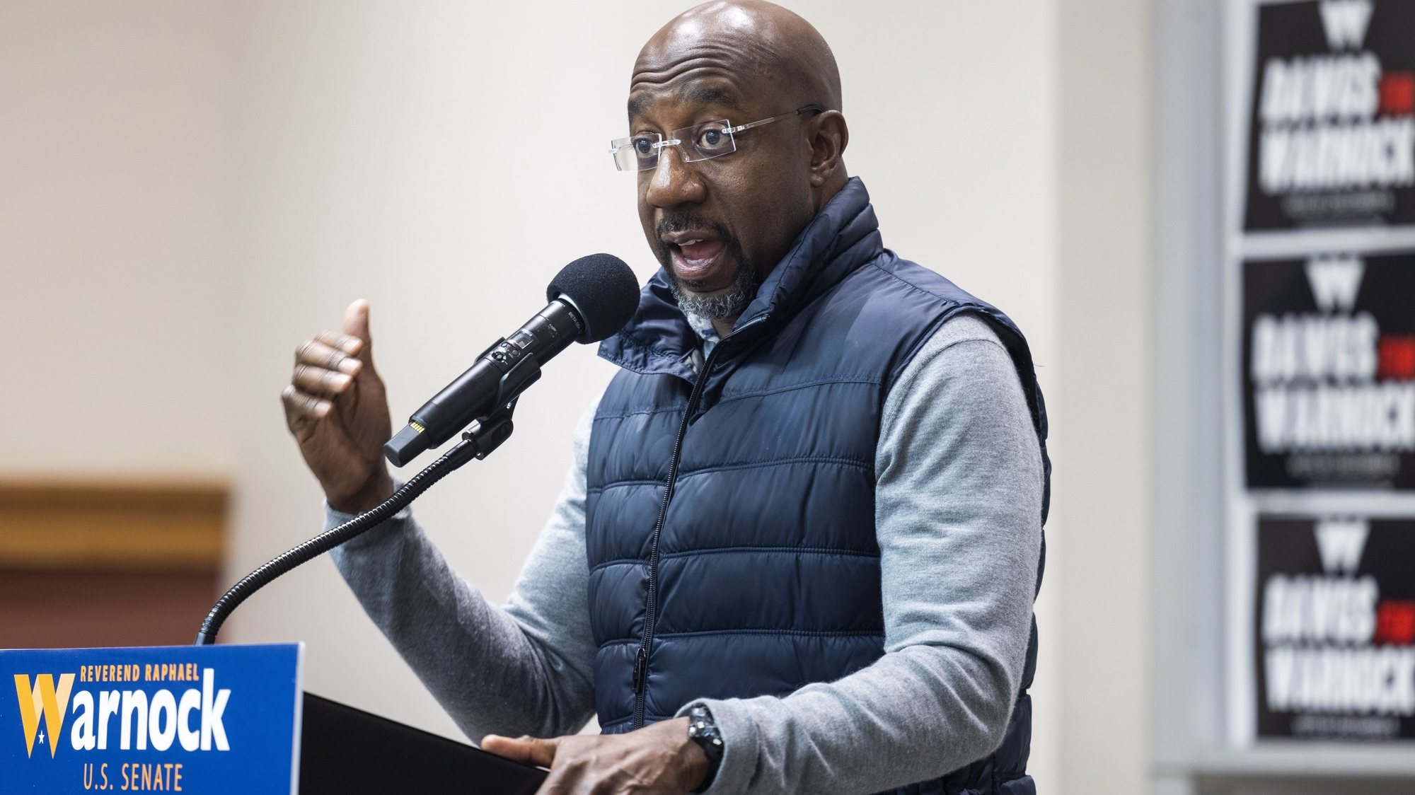 epa10348958 US Democratic Senate candidate Raphael Warnock campaigns at the University of Georgia in Athens, Georgia, USA, 04 December 2022. Warnock, a current US Senator, is in a runoff with Republican candidate Herschel Walker.  EPA/JIM LO SCALZO