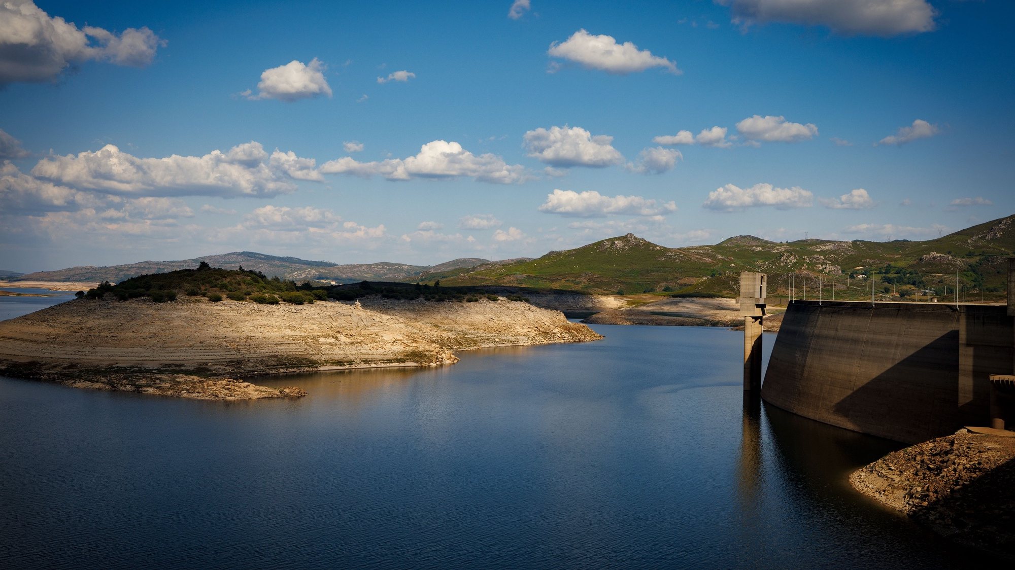 Efeitos da seca na Barragem Alto Rabagão, em Montalegre, 6 de julho de 2022. No Norte do país, as barragens do Alto-Lindoso e do Alto Rabagão estão com níveis de água historicamente baixos, prejudicando a agricultura e o turismo. PEDRO SARMENTO COSTA/LUSA