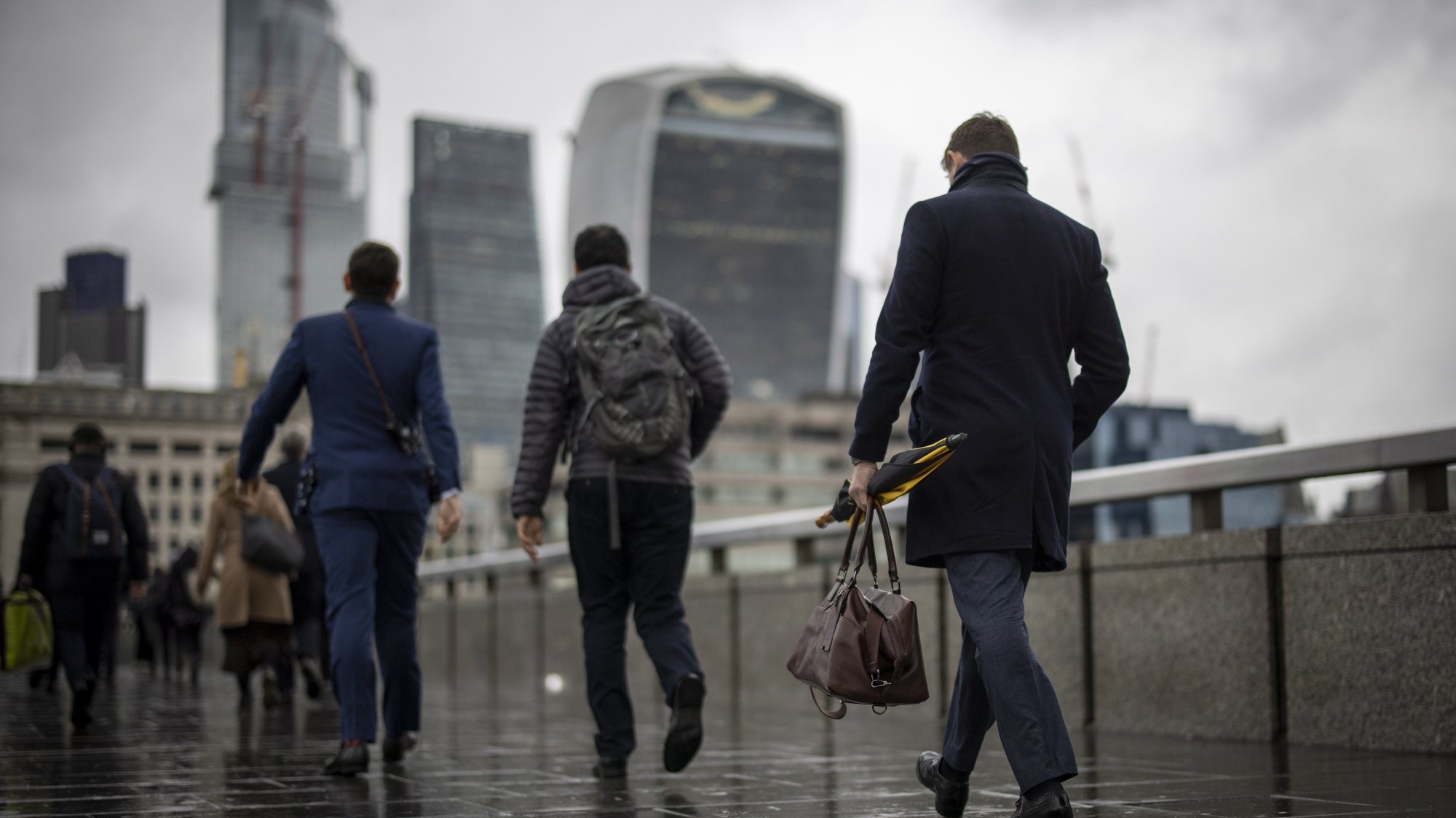 epa10309955 Commuters walk on London Bridge in London, Britain, 17 November 2022. Britain&#039;s Chancellor of Exchequer Jeremy Hunt is due to make the Autumn Statement to set out spending cuts and raise in taxes to stabilize the British economy.  EPA/TOLGA AKMEN