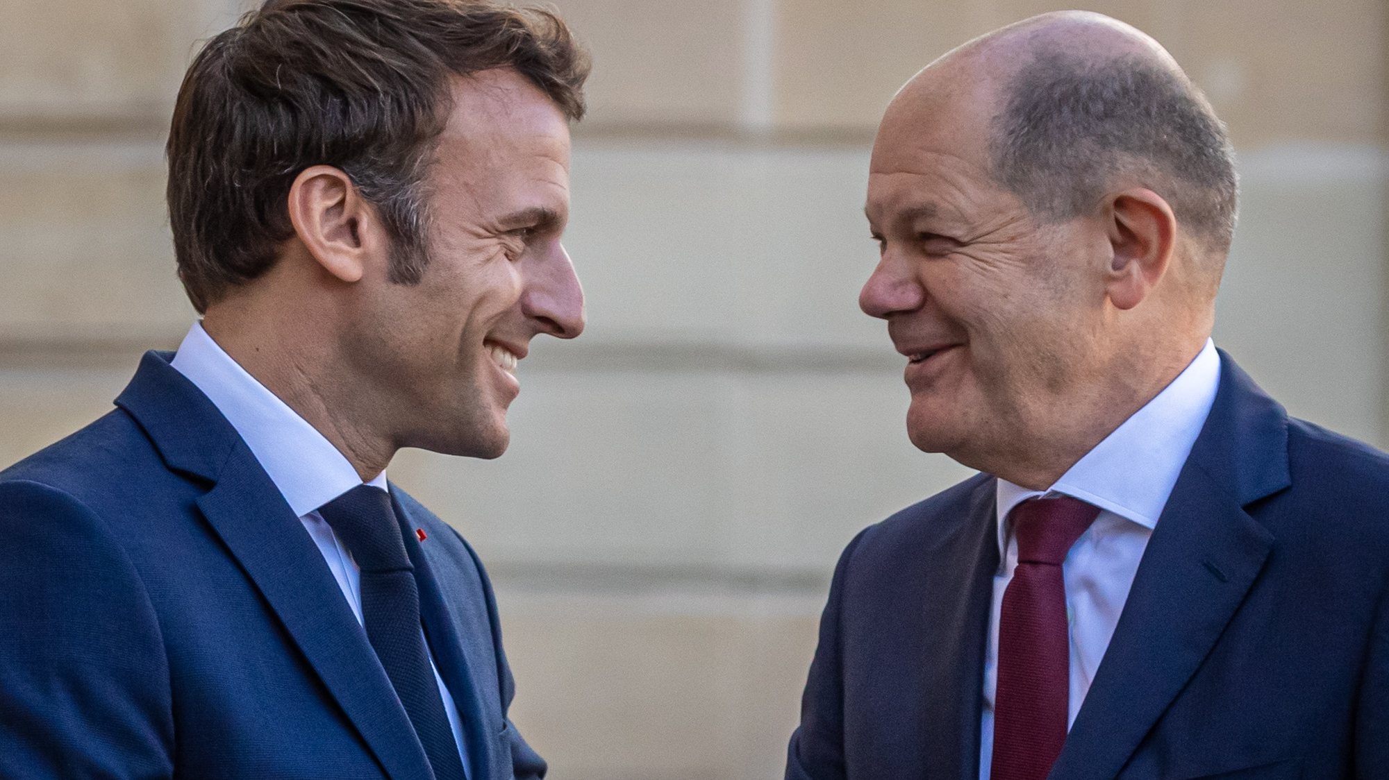 epa10267019 French President Emmanuel Macron (L)  welcomes Chancellor of Germany Olaf Scholz (R) at Elysee Palace before their work lunch in Paris, France, 26 October 2022.  EPA/CHRISTOPHE PETIT TESSON