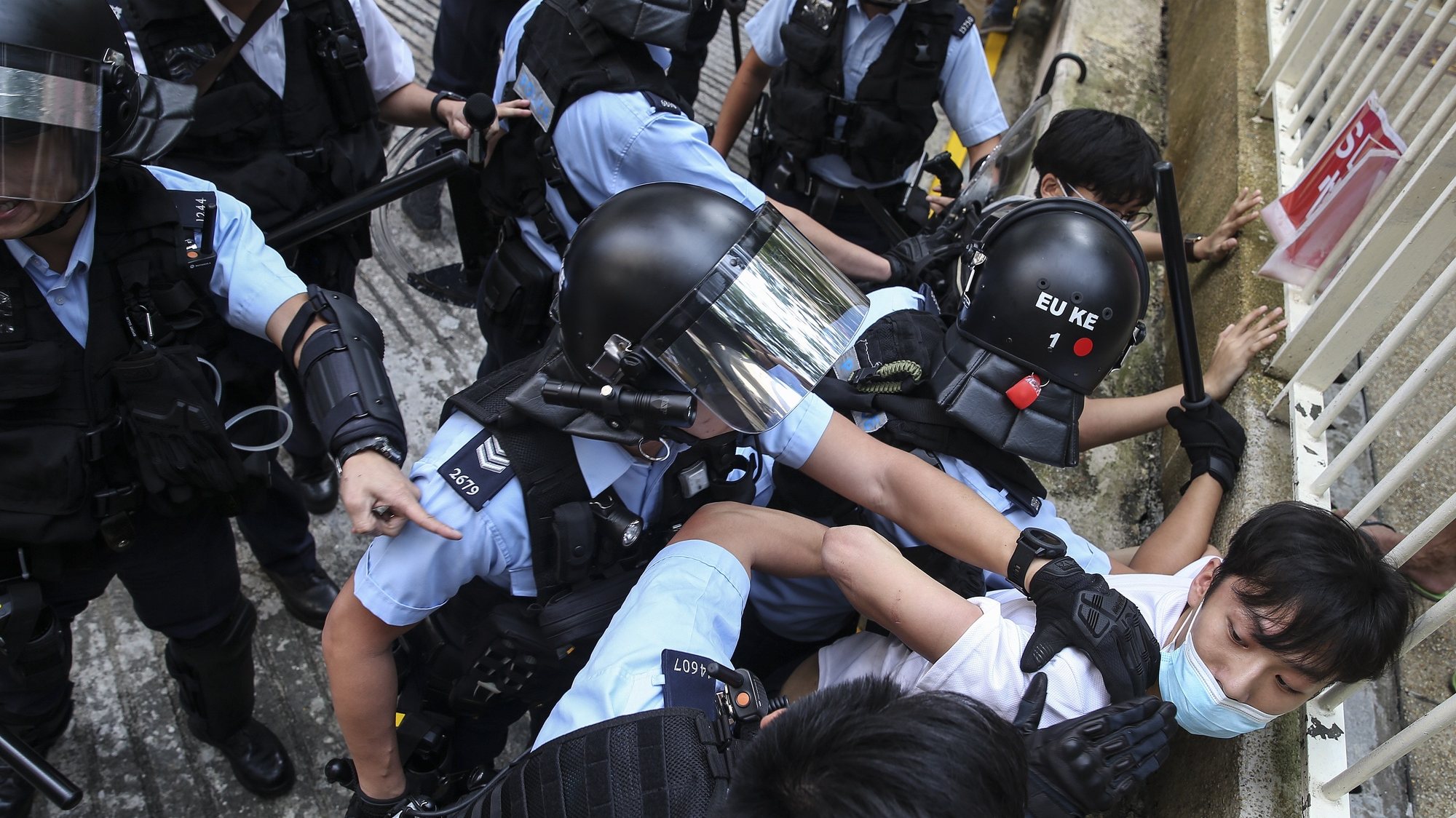epaselect epa07841149 Police detain demonstrators after anti-government protesters and pro-China supporters scuffled at a shopping mall in Hong Kong, China, 14 September 2019. Shopping malls have become the latest hot spots in the city as large numbers of pro-China supporters and pro-Hong Kong supporters are trying to out-sing and out-shout each other.  EPA/JEROME FAVRE