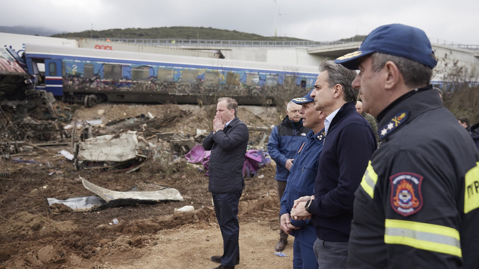 epa10497198 A handout photo made available by Greek Prime Minister&#039;s Press Office shows Prime Minister Kyriakos Mitsotakis (2-R) and Greek Minister of Infrastructure &amp; Transport Kostas Karamanlis (L) reacting at the scene of a train collision, near Larissa city, Greece, 01 March 2023. Infrastructure &amp; Transport Minister Kostas Karamanlis resigned on 01 March, following the fatal train crash. According to the latest update by the fire brigade spokesperson Vasilis Vathrakogiannis, the death toll was 36 so far and 66 people had been taken to hospital, six of which were admitted to ICUs.  EPA/DIMITRIS PAPAMITSOS / GREECE PRIME MISNISTER / HANDOUT HANDOUT  HANDOUT EDITORIAL USE ONLY/NO SALES