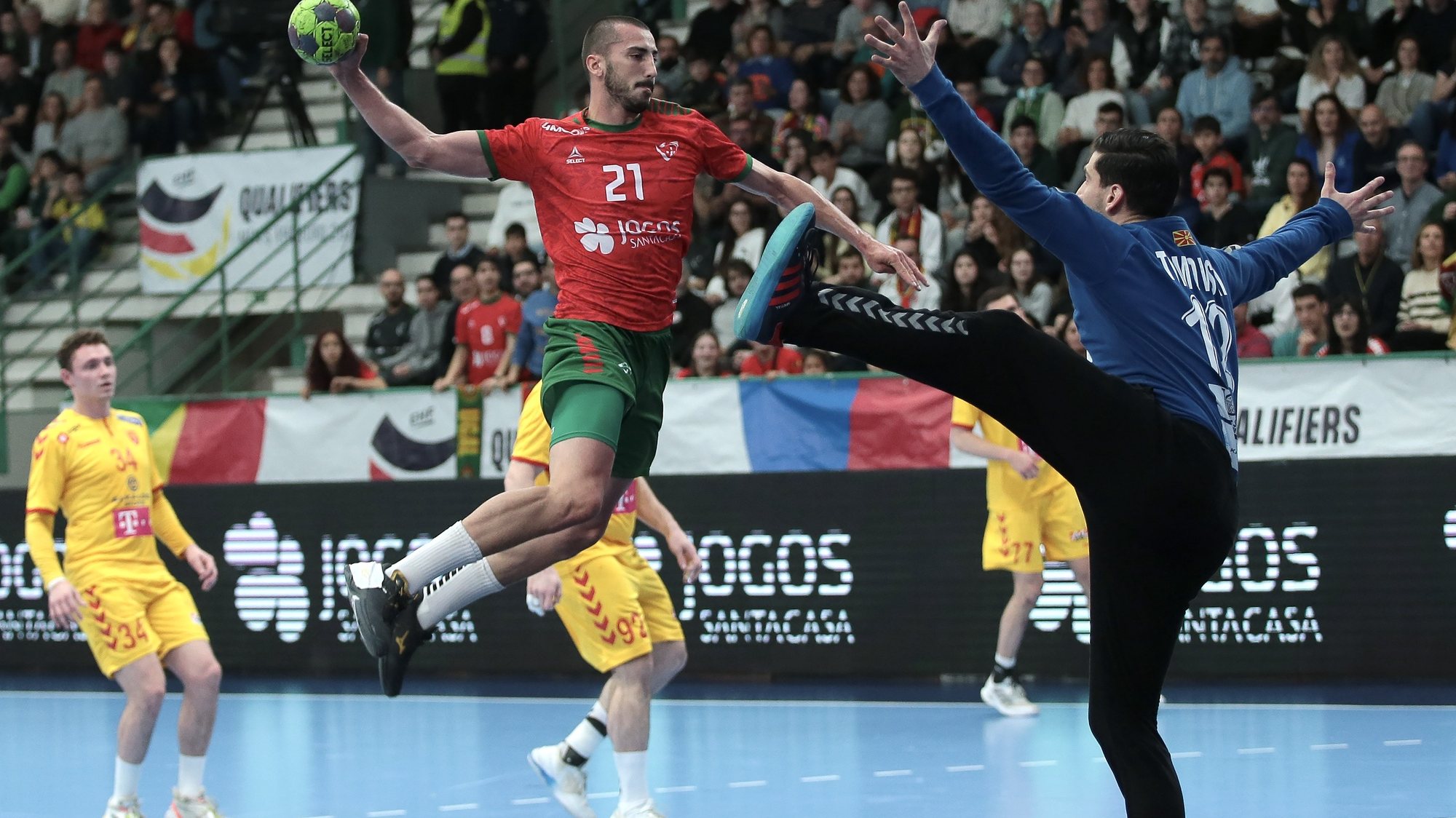 Portugal`s Leonel Fernandes (L) in action against North Macedonia`s Tomovskii during their 2024 Euro Handball Championship qualifying match held at Sports and Congress Pavilion in Matosinhos, North of Portugal, 12th March 2023. MANUEL FERNANDO ARAUJO/LUSA