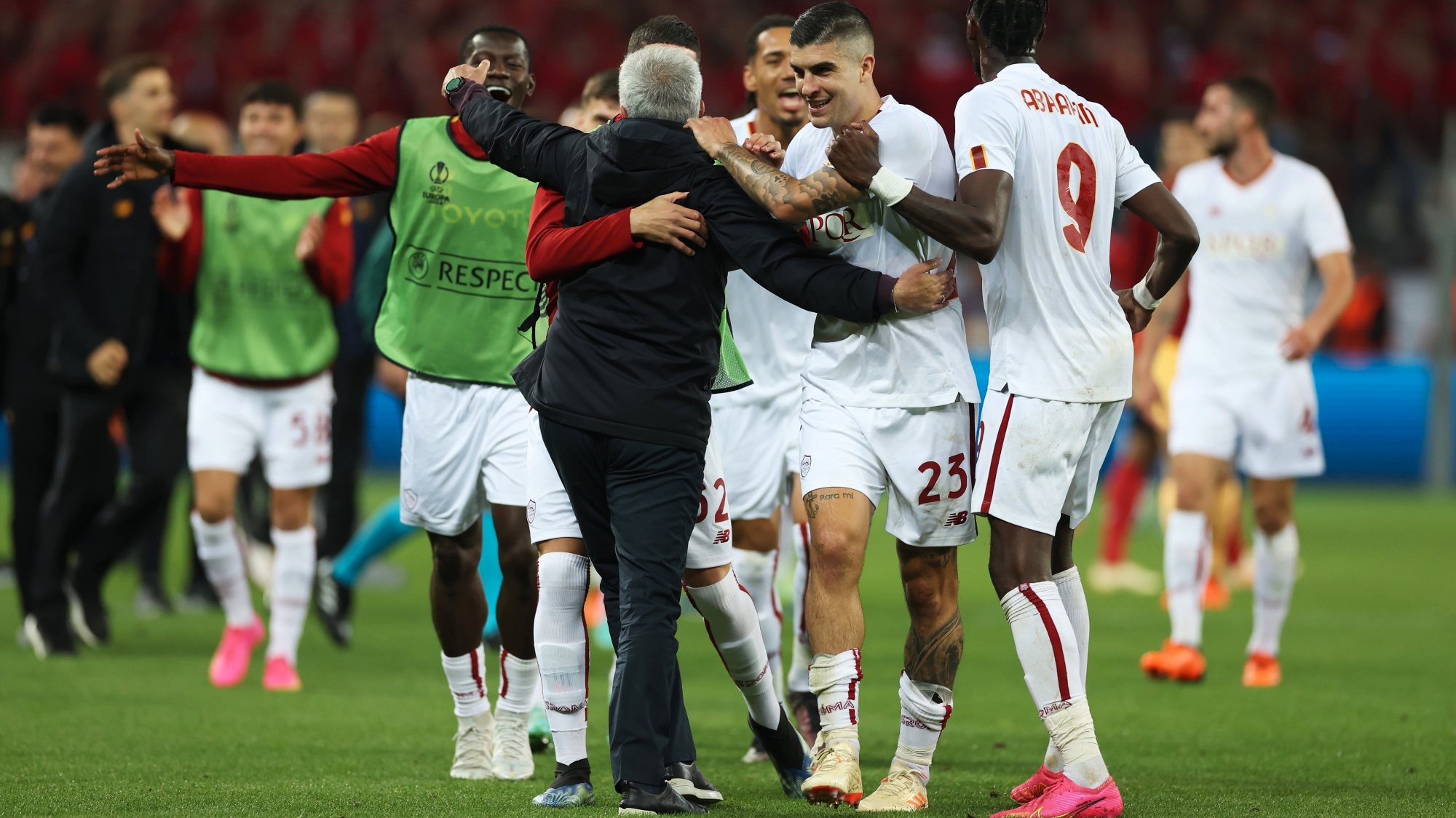 Mancini e Tammy Abraham abraçam José Mourinho após o nulo em Leverkusen que garantiu a passagem da Roma à final da Liga Europa