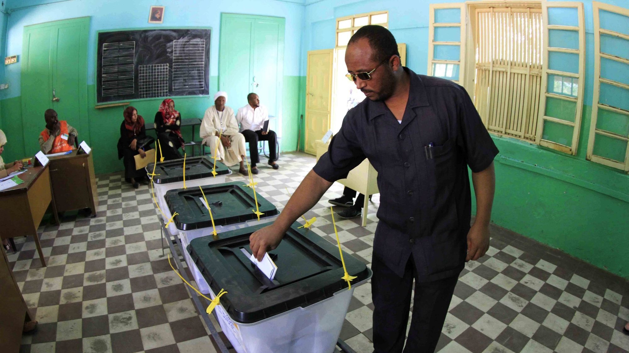 epa04703006 A Sudanese man casts his vote in the country&#039;s Presidential and National Assembly elections, at the St. Francis primary school in Khartoum, Sudan, 13 April 2015. Incumbent Sudanese President, Omar al-Bashir, who has been in power for over a quarter of a century since a 1989 coup, is effectively running unopposed in the 13-15 April elections, due to a boycott by the main opposition parties complaining of political repression, and although there are 17 lesser known candidates, 71 year old al-Bashir is widely believed to be in a good position to win.  EPA/MARWAN ALI