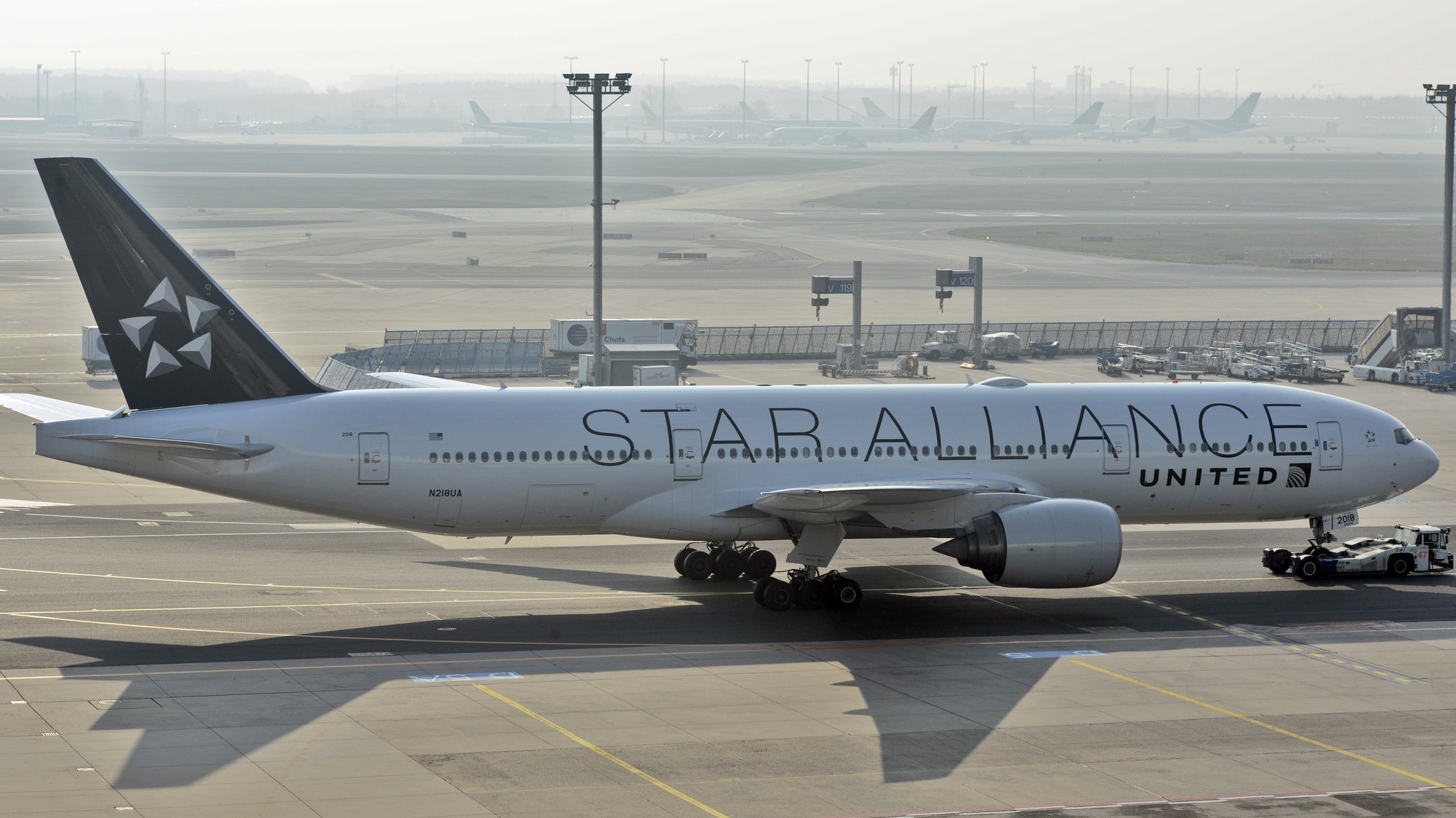 epa08746893 (FILE) - An image showing a Boeing 777-222 passenger plane of United Airlines in Star Alliance livery at Frankfurt airport, Frankfurt, Germany, 08 February 2018 (reissued 15 October 2020). United Airlines is to publish their 3rd quarter 2020 results on 15 October 2020.  EPA/MAURITZ ANTIN *** Local Caption *** 54163130