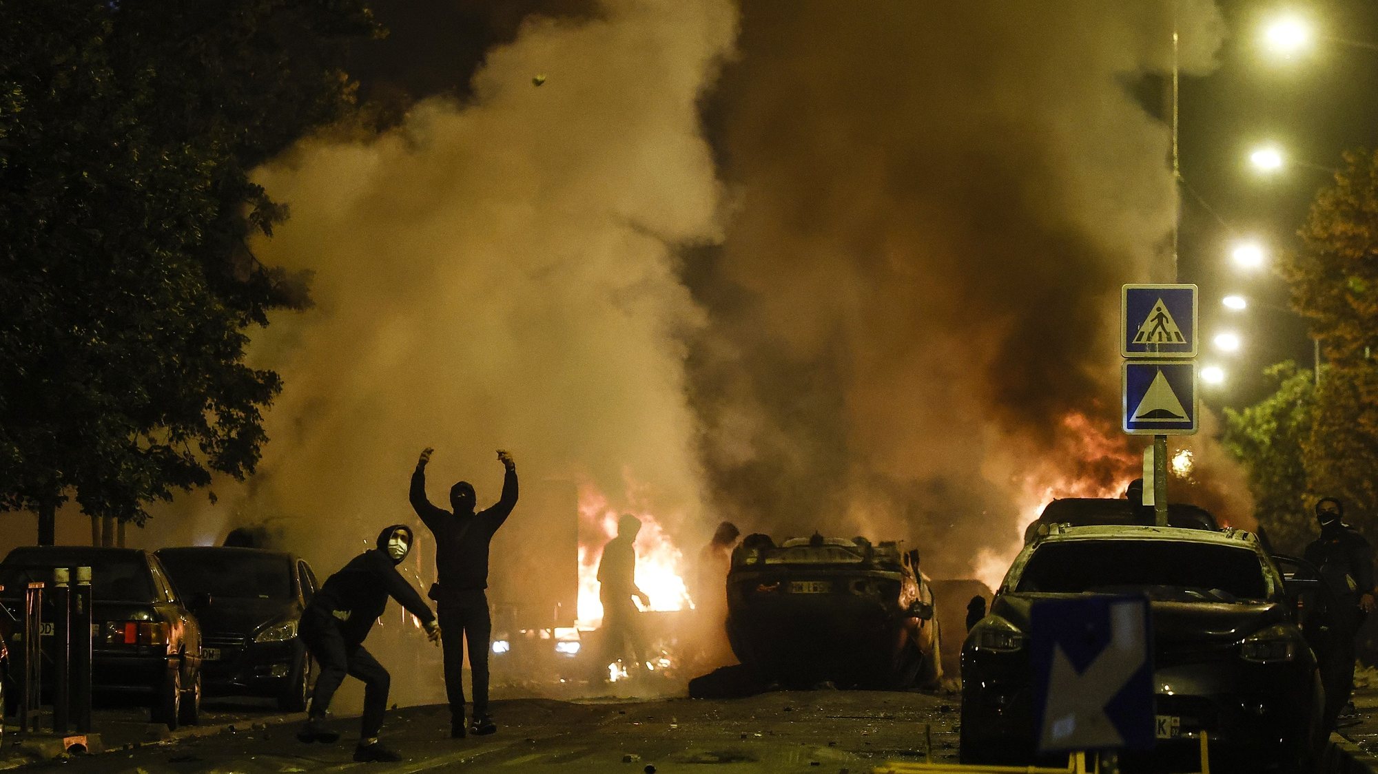 epaselect epa10716134 Protesters clash with riot police in Nanterre, near Paris, France, 29 June 2023. Violence broke out after police fatally shot a 17-year-old during a traffic stop in Nanterre on 27 June 2023. According to the French interior minister, 31 people were arrested with 2,000 officers being deployed to prevent further violence.  EPA/YOAN VALAT