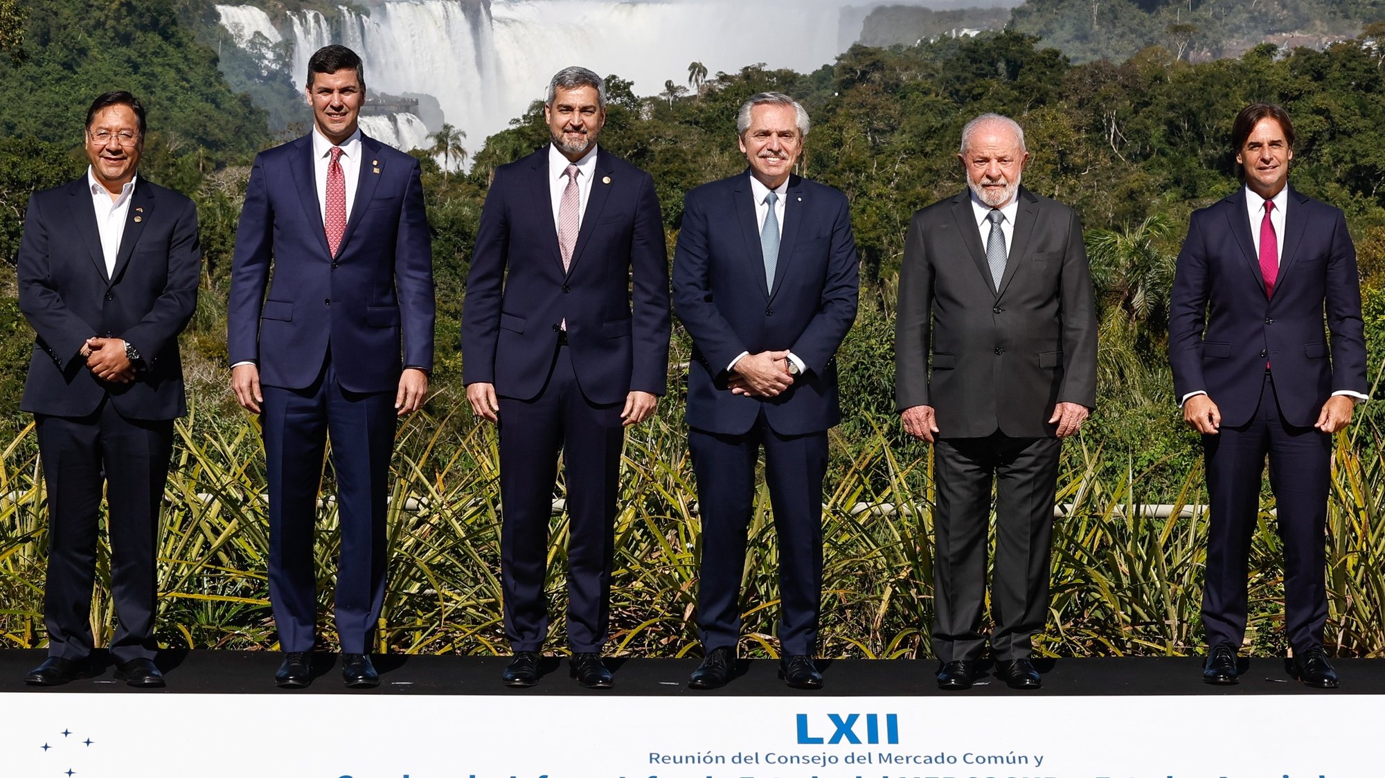 epa10726535 (L-R) The presidents Luis Arce of Bolivia, Santiago Pena president-elect of Paraguay, Mario Abdo Benitez president of Paraguay, Alberto Fernandez of Argentina, Luis Inacio Lula da Silva of Brazil, and Luis Lacalle Pou of Uruguay pose for a family photo during the Mercosur summit, in Puerto Iguazu, Argentina, 04 July 2023. Lula da Silva received the pro tempore presidency of Mercosur on 04 July from his Argentine counterpart Alberto Fernandez, who says goodbye to the bloc&#039;s summits, since he is not running for re-election. Fernandez handed over the Mercosur baton, which is also made up of Paraguay and Uruguay, to the progressive leader and closed the LXII Summit of Heads of State of the South American group, which was held in a luxurious hotel in Puerto Iguazu.  EPA/JUAN IGNACIO RONCORONI