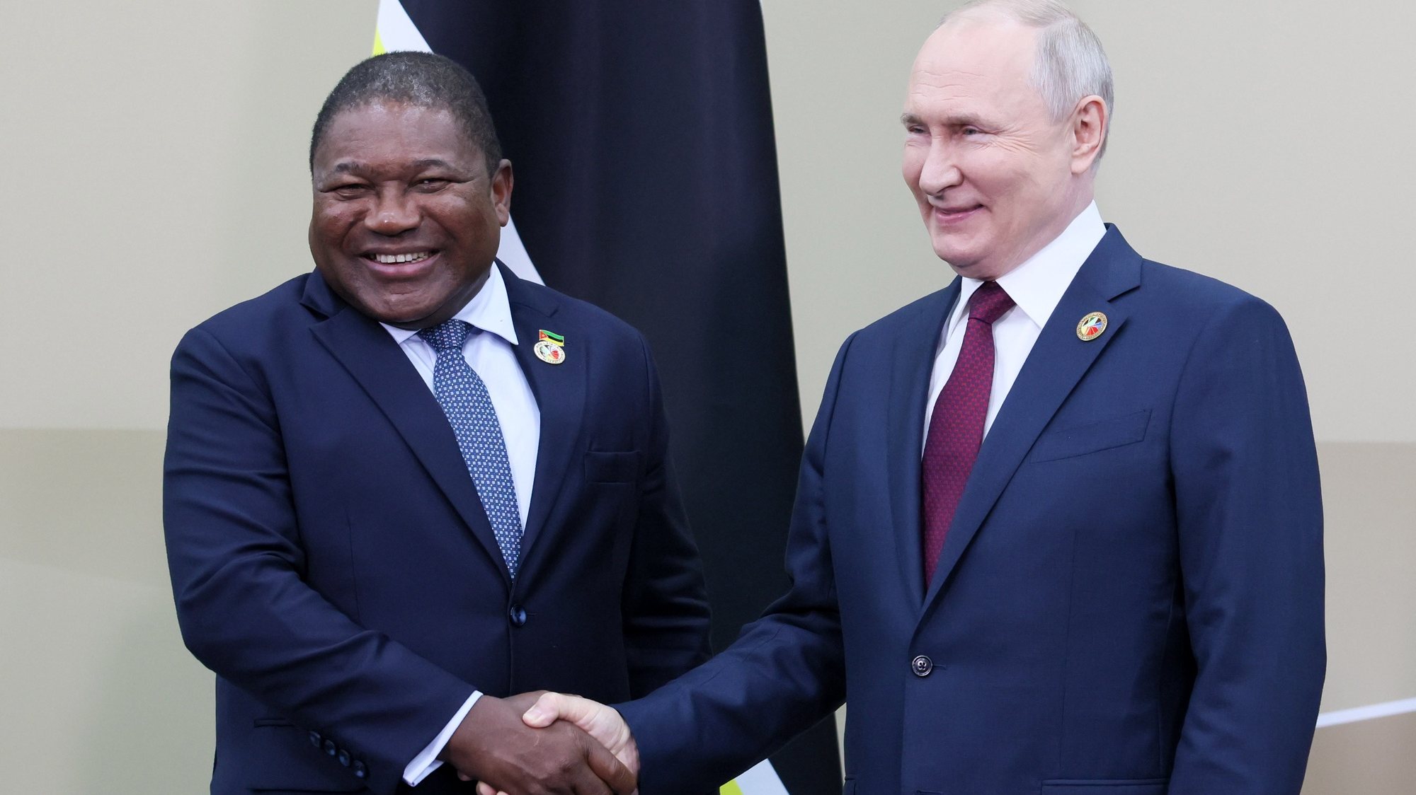 epa10771494 A handout photo made available by TASS Host Photo Agency shows Russia&#039;s President Vladimir Putin (R) and President of the Republic of Mozambique Filipe Jacinto Nyusi meeting on the sidelines of the Second Summit Economic and Humanitarian Forum &#039;Russia-Africa&#039; in St.Petersburg, Russia, 27 July 2023. The Second Summit Economic and Humanitarian Forum &#039;Russia-Africa&#039; will take place from July 27 to 28 at the congress-exhibition center Expoforum in St.Petersburg.  EPA/Mikhail Metzel / TASS Host Photo Agency/ HANDOUT  HANDOUT EDITORIAL USE ONLY/NO SALES