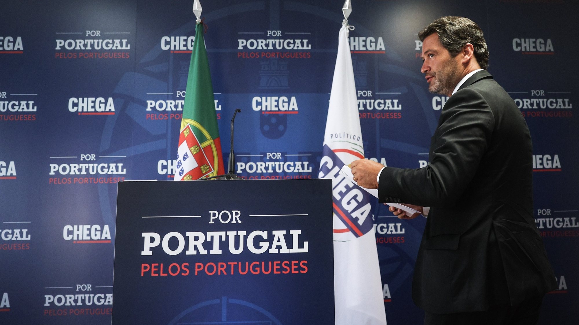O presidente do Chega, André Ventura, à chegada para uma conferência de imprensa na sede do partido, em Lisboa, 21 de agosto de 2023. TIAGO PETINGA/LUSA