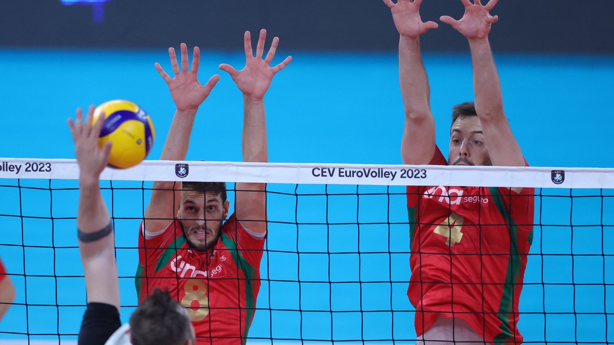 epa10840444 Portugal’s Tiago Da Silva (L) and Filip Cveticanin in action during the CEV EuroVolley 2023 Pool D match between Portugal and Turkey, in Tel Aviv, Israel, 04 September 2023.  EPA/ABIR SULTAN