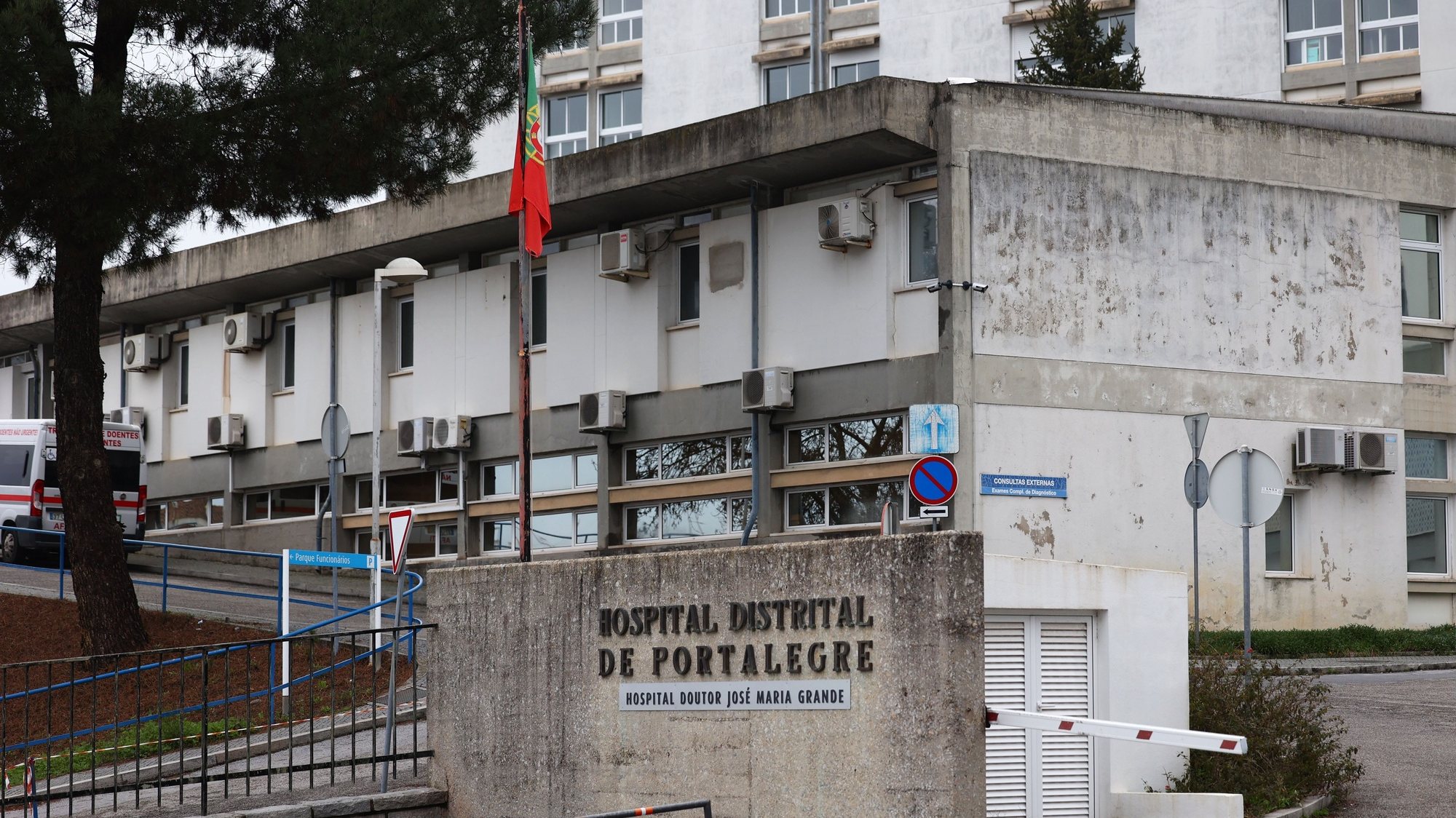 Fachada do edifício principal do Hospital Dr. José Maria Grande, Portalegre, 10 de janeiro de 2023. NUNO VEIGA/LUSA
