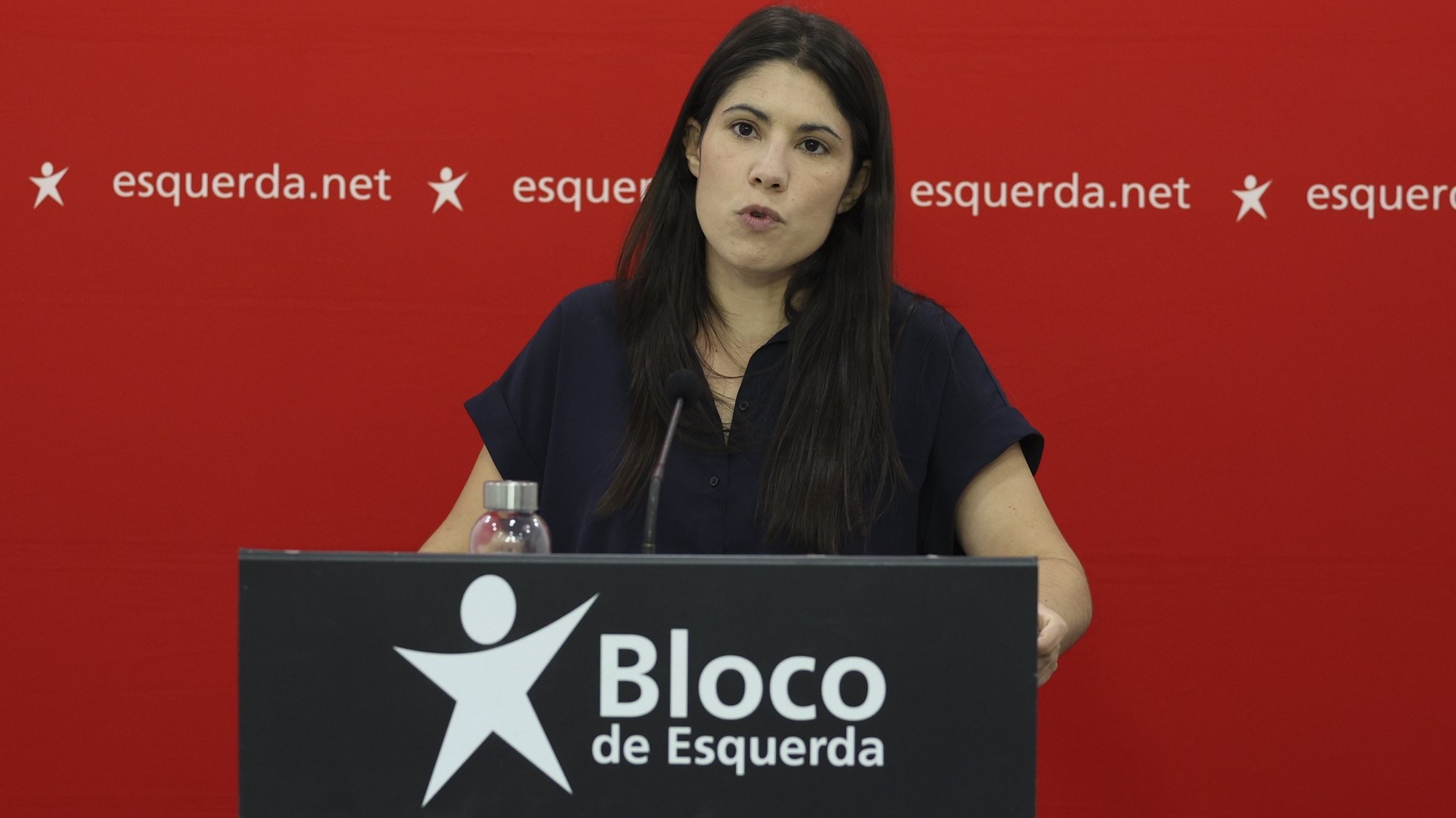 A coordenadora Nacional do Bloco de Esquerda (BE), Mariana Mortágua, fala aos jornalistas no final da Mesa Nacional do Bloco de Esquerda, em Lisboa 01 de outubro de 2023. ANTÓNIO COTRIM/LUSA