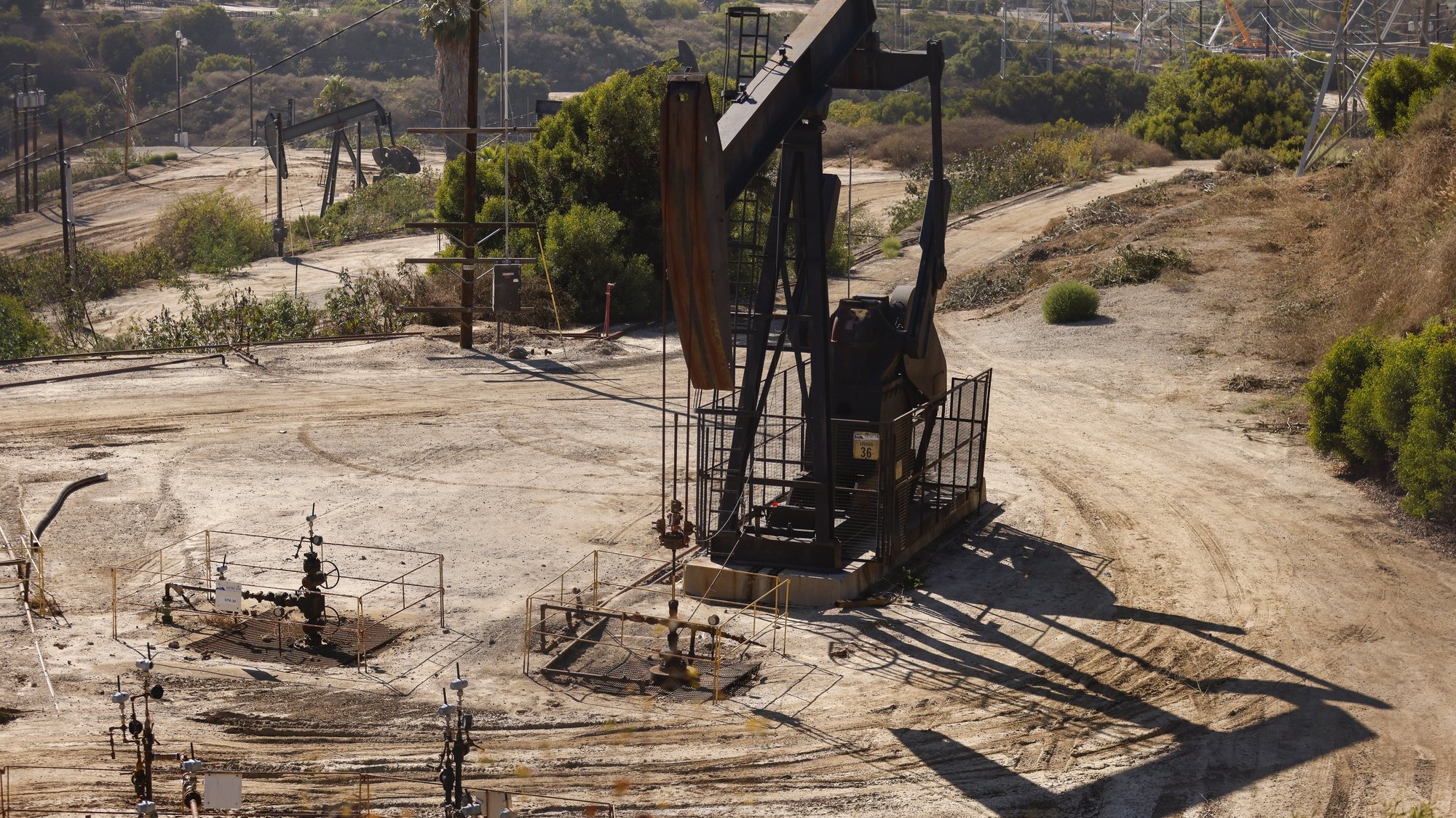 epa10826257 An oil pump jack operates in Inglewood, California, USA, 28 August 2023. Officials worry that US oil prices could rise as Tropical Storm Idalia heads toward the United States in the next days.  EPA/CAROLINE BREHMAN