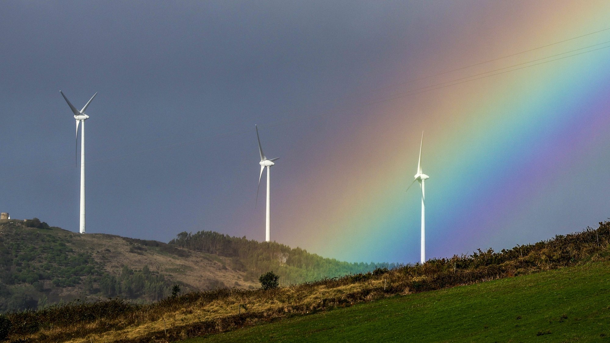 Turbinas de energia eólica em funcionamento durante um arco-íris em Sobral de Monte Agraço, 02 de novembro de 2023. JOSÉ SENA GOULÃO/LUSA