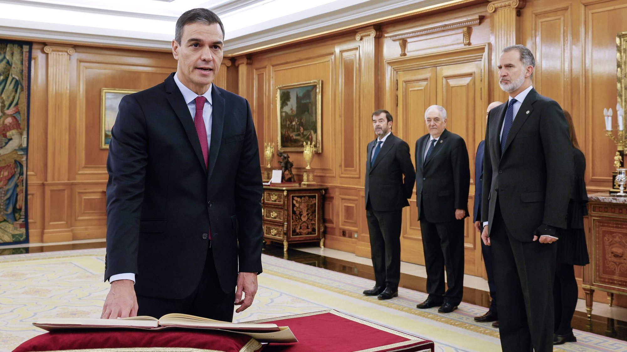 epa10980264 Pedro Sanchez (L) is sworn in as Prime Minister before Spain&#039;s King Felipe VI (R) and the Constitution at the Zarzuela Palace, in Madrid, Spain, 17 November 2023. The Spanish parliament confirmed Pedro Sanchez as prime minister on 16 November, bringing an end to months of political uncertainty in the country. Sanchez secured 179 votes, three more than the required absolute majority in the 350-member house.  EPA/BALLESTEROS / POOL