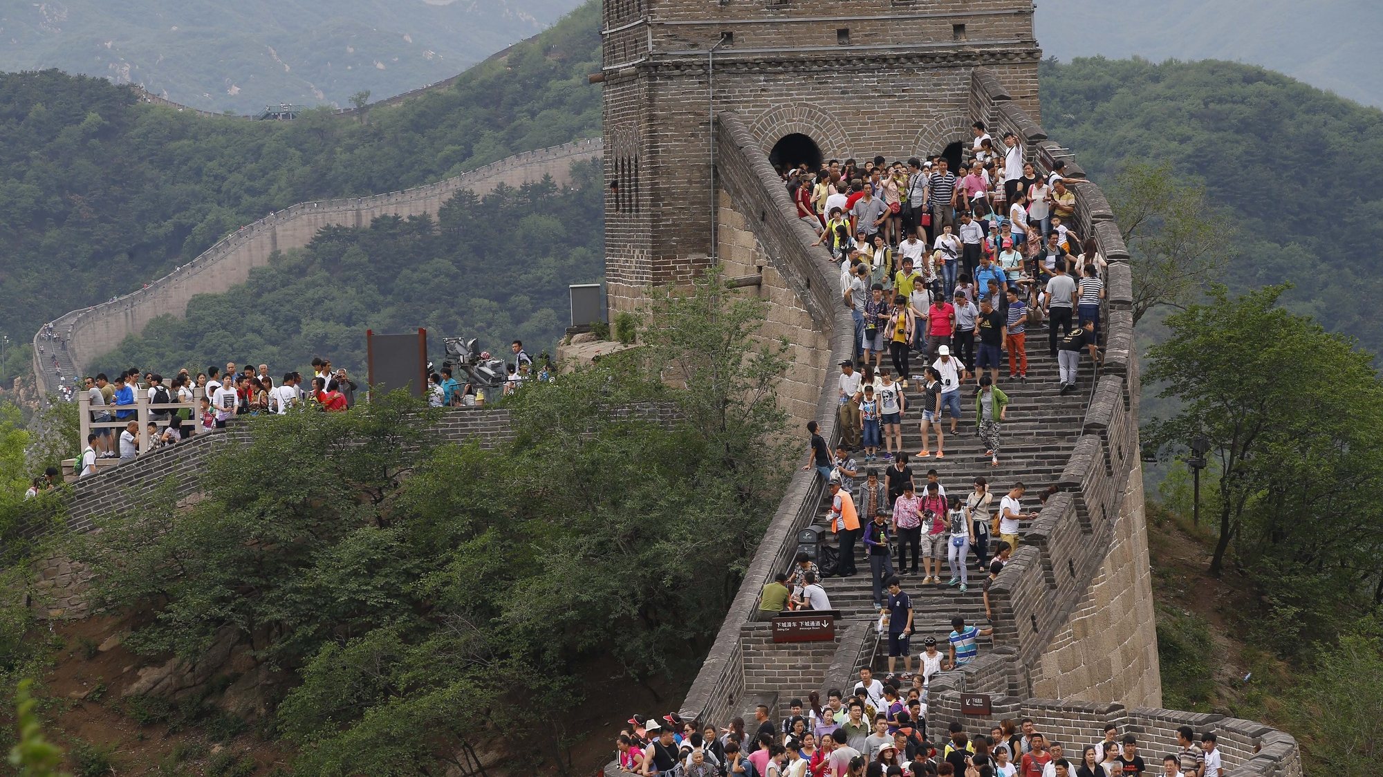 epa04234784 Tourists make their way through the Badaling section of the Great Wall in Beijing, China, 01 June 2014. As the Dragon Boat Festival which is also known as the Duanwu Festival is observed with a three-day holiday from 31 May to 02 June, local and foreign tourists are trooping to popular attractions in Beijing to enjoy and boost tourism. Duanwu Festiv the fifth lunar month in honor of Qu Yuan, an ancient Chinese poet and statesman.  EPA/ROLEX DELA PENA