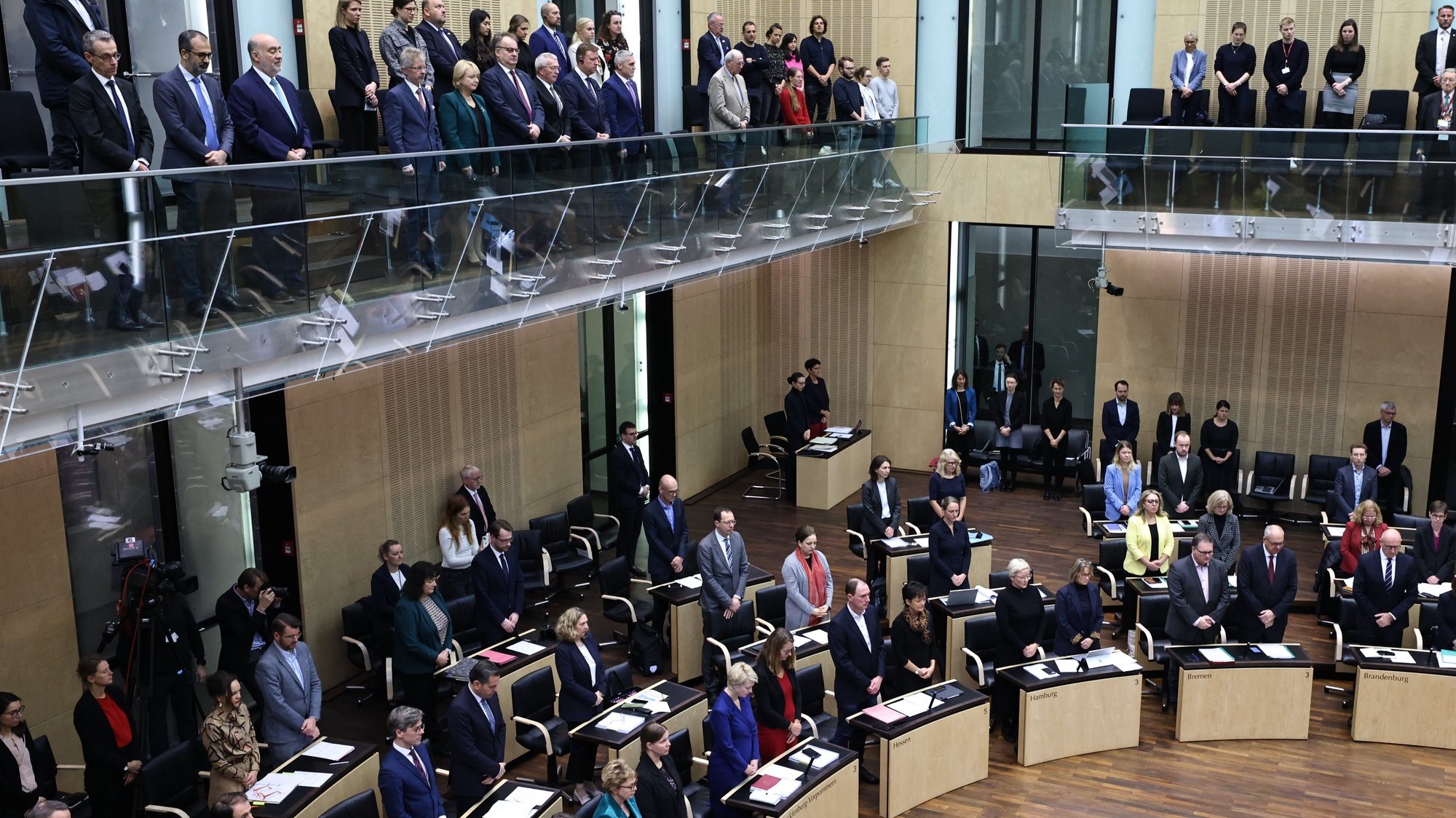 epa10928456 People stand during a commemoration ceremony for the victims of Hamas attack in Israel, at the German Federal Council &#039;Bundesrat&#039; in Berlin, Germany, 20 October 2023. The Bundesrat holds a memorial at the beginning of the plenary session. Afterwards, the states are expected to vote on the resolution &#039;Germany stands firmly by Israel&#039;s side&#039;.  EPA/CLEMENS BILAN