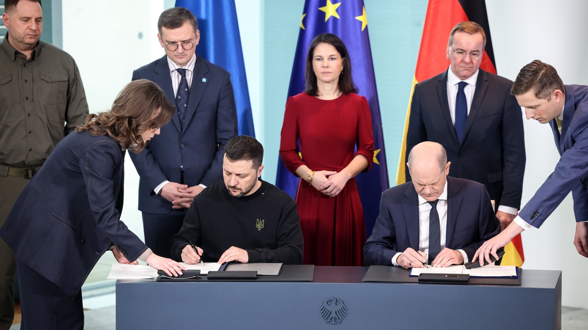 epa11157556 German Chancellor Olaf Scholz (front, C-R) and Ukraine&#039;s President Volodymyr Zelensky (front, C-L) sign a &#039;Bilateral agreement on security commitments and long-term support&#039; as German Foreign Minister Annalena Baerbock (back, C), Ukrainian Foreign Minister Dmytro Kuleba (back, 2-L) and German Defense Minister Boris Pistorius (back, R) look on during a meeting at the German Chancellery building during Zelensky’s visit to Berlin, Germany, 16 February 2024.  EPA/CLEMENS BILAN