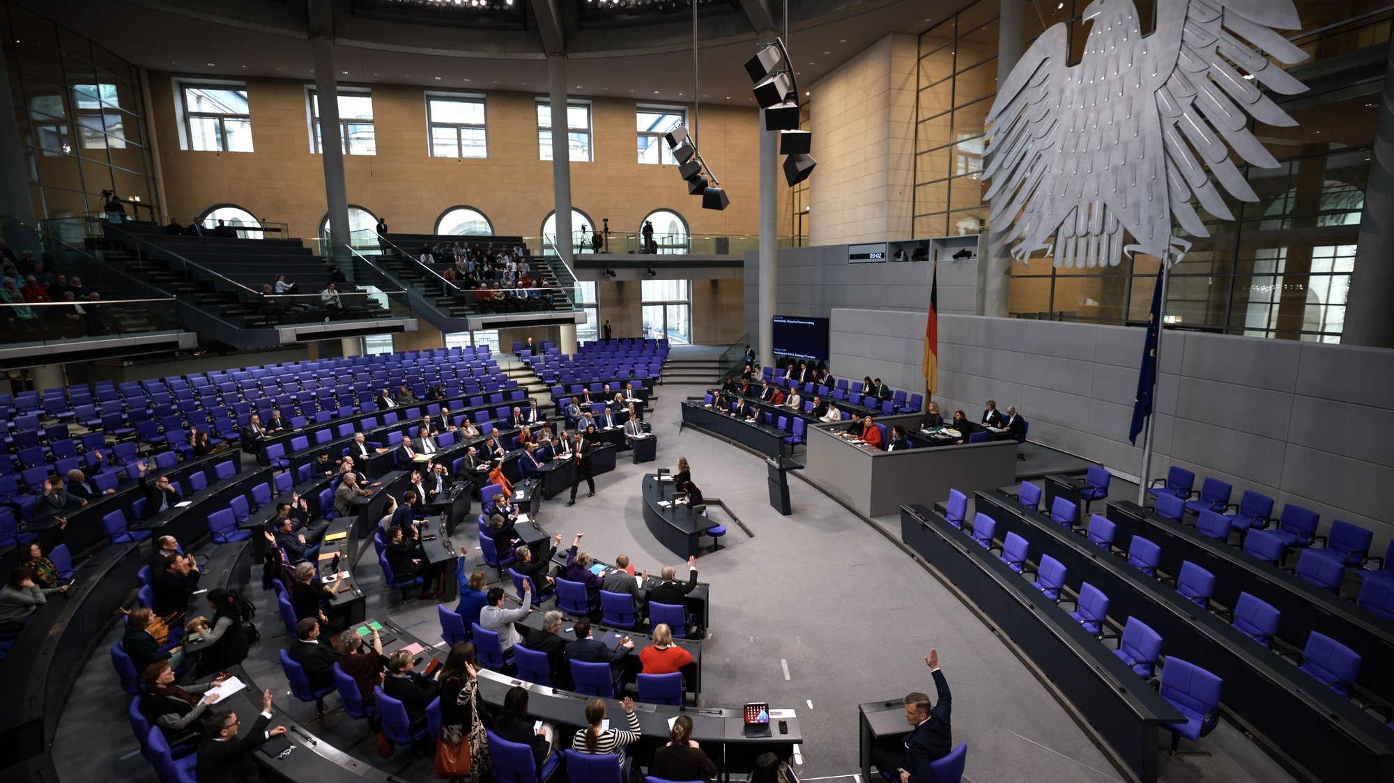 epa11119548 Members of parliament raise their hands to vote during a session of the German parliament &#039;Bundestag&#039; in Berlin, Germany, 02 February 2024. The German parliament Bundestag on 02 February is set to vote on the federal budget for the 2024 financial year.  EPA/CLEMENS BILAN