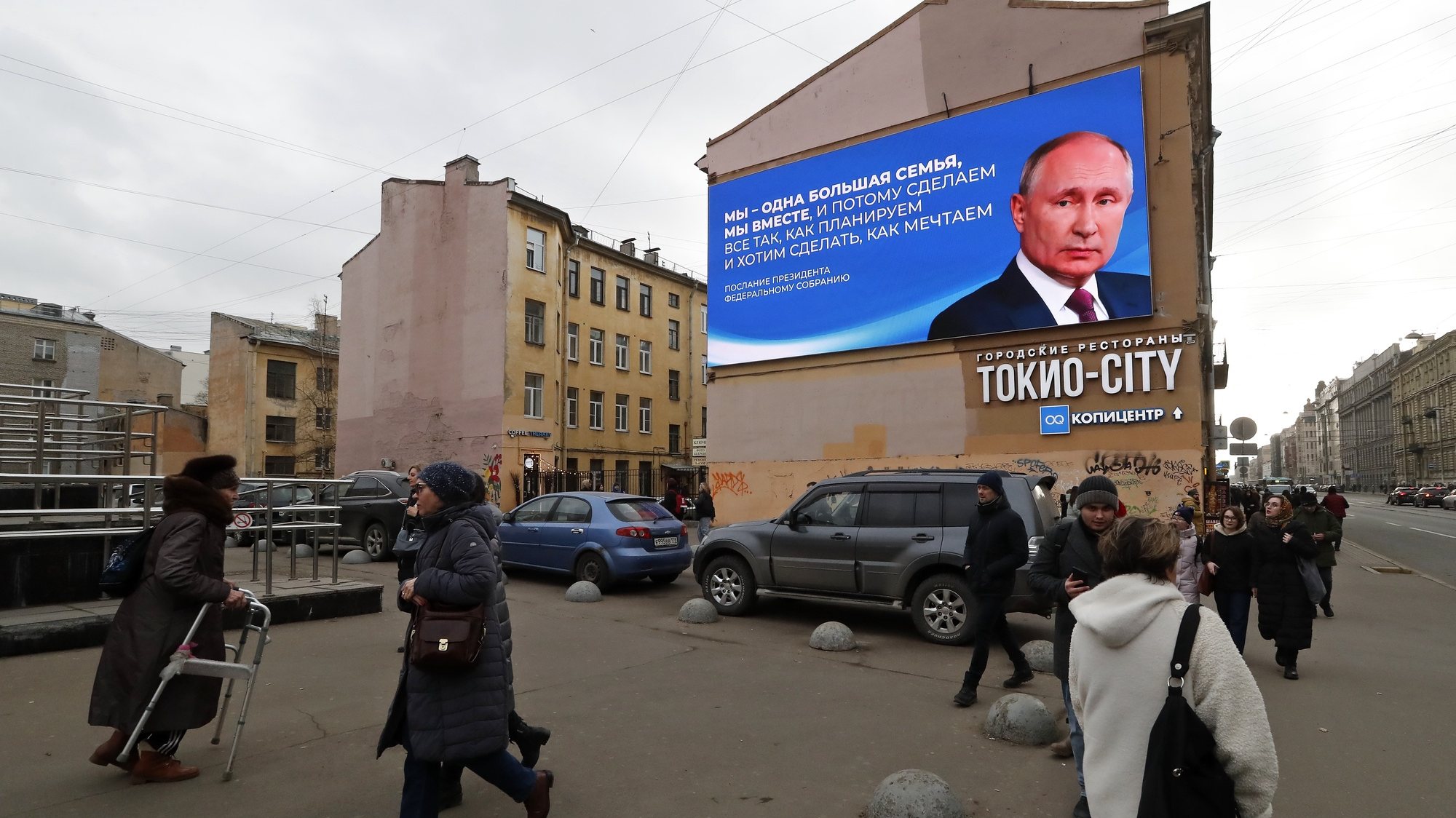 epa11220258 People walk past a huge digital billboard showing Russian President and presidential candidate Vladimir Putin, in St. Petersburg, Russia, 14 March 2024. The Russian presidential elections will be held from 15 to 17 March.  EPA/ANATOLY MALTSEV