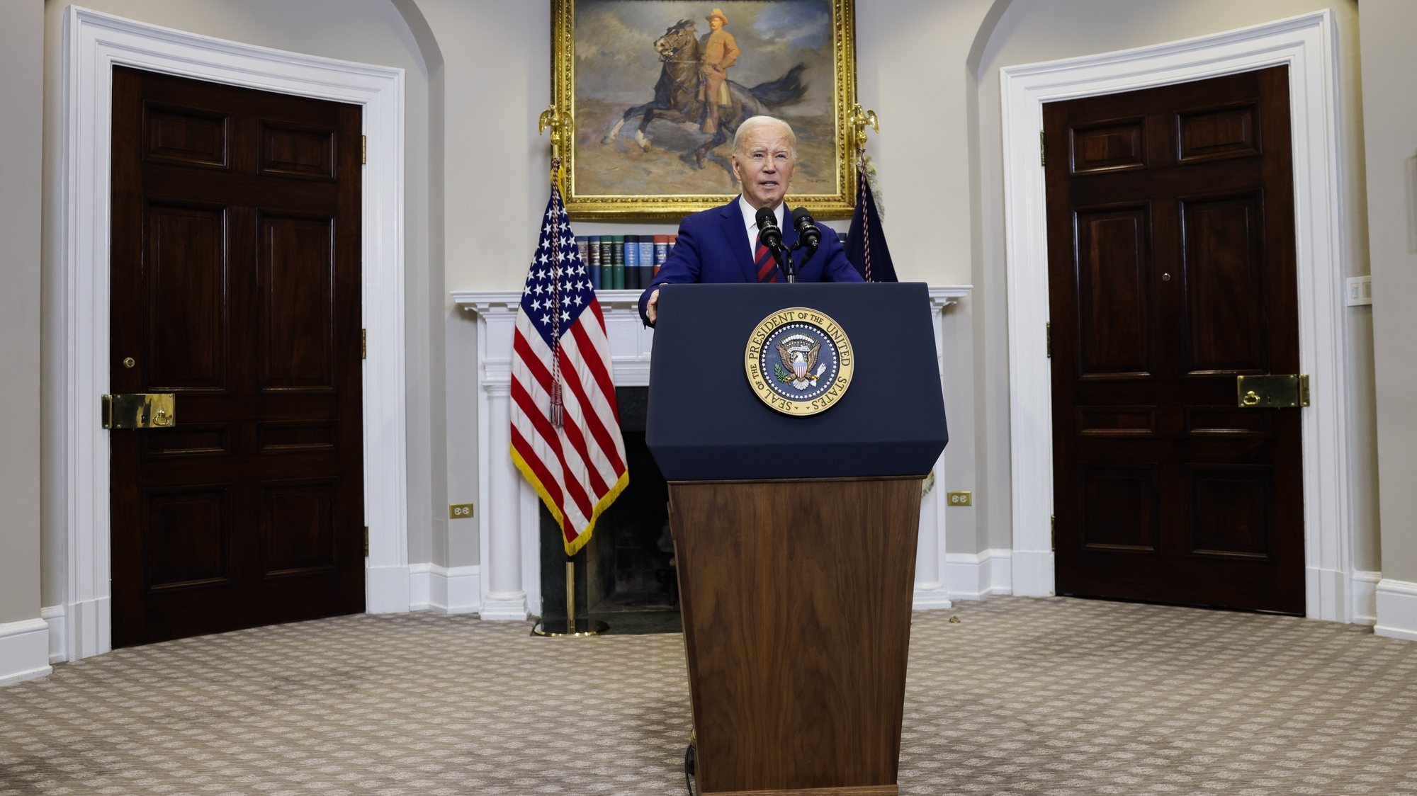 epa11244953 US President Joe Biden delivers remarks on the collapse of the Francis Scott Key Bridge in Baltimore, from the Roosevelt Room of the White House in Washington, DC, USA, 26 March 2024.  EPA/SAMUEL CORUM / POOL