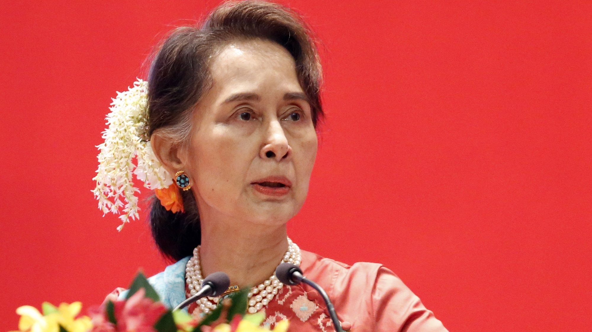 epa11283563 (FILE) - Myanmar State Counselor Aung San Suu Kyi speaks during the opening ceremony of Invest Myanmar Summit 2019 at the Myanmar International Convention Centre (MICC) in Naypyitaw, Myanmar, 28 January 2019 (reissued 17 April 2024). Myanmar&#039;s jailed former leader Aung San Suu Kyi was moved from prison to house arrest on 17 April 2024, according to the military junta.  EPA/HEIN HTET