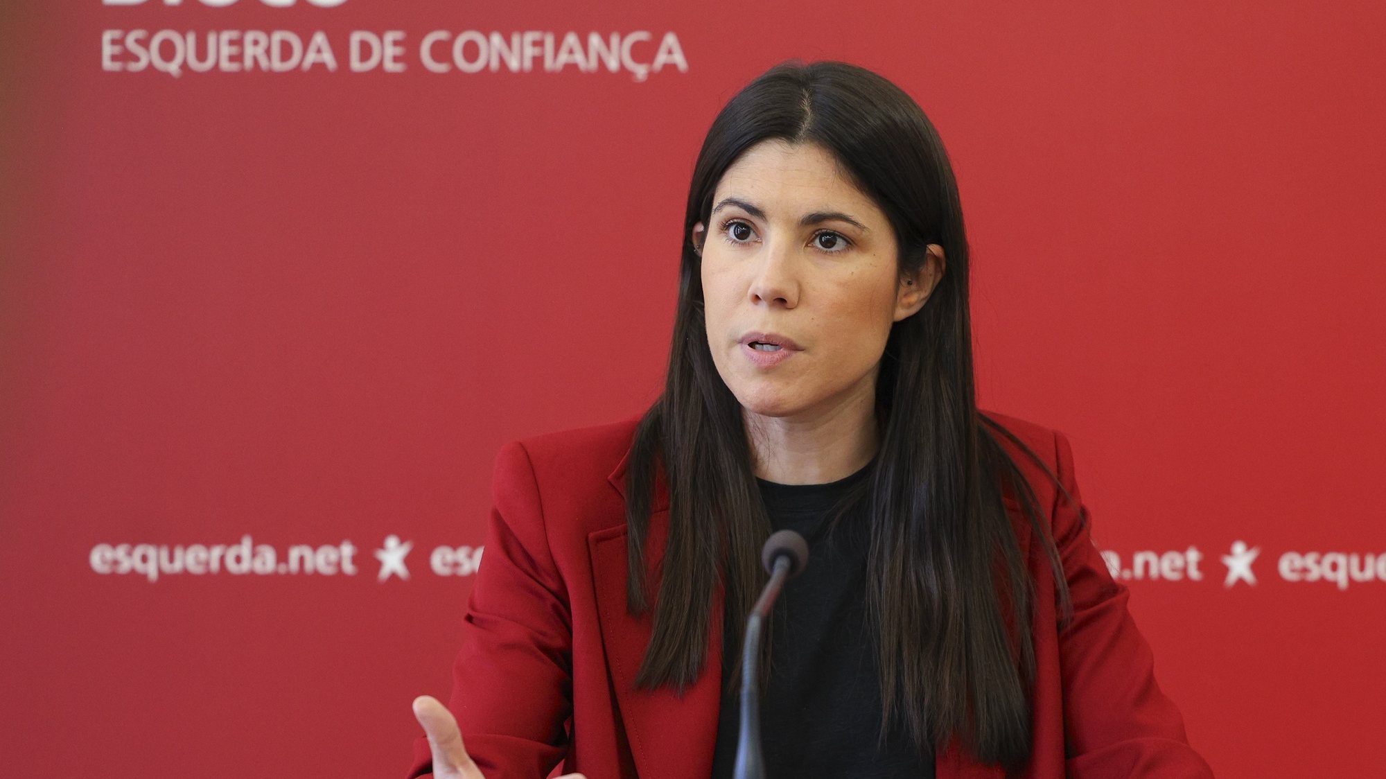 A coordenadora Nacional do Bloco de Esquerda (BE), Mariana Mortágua, à entrada para a conferência de imprensa sobre política económica e Programa de Estabilidade, em Lisboa, 16 de abril de 2024. ANTÓNIO COTRIM/LUSA