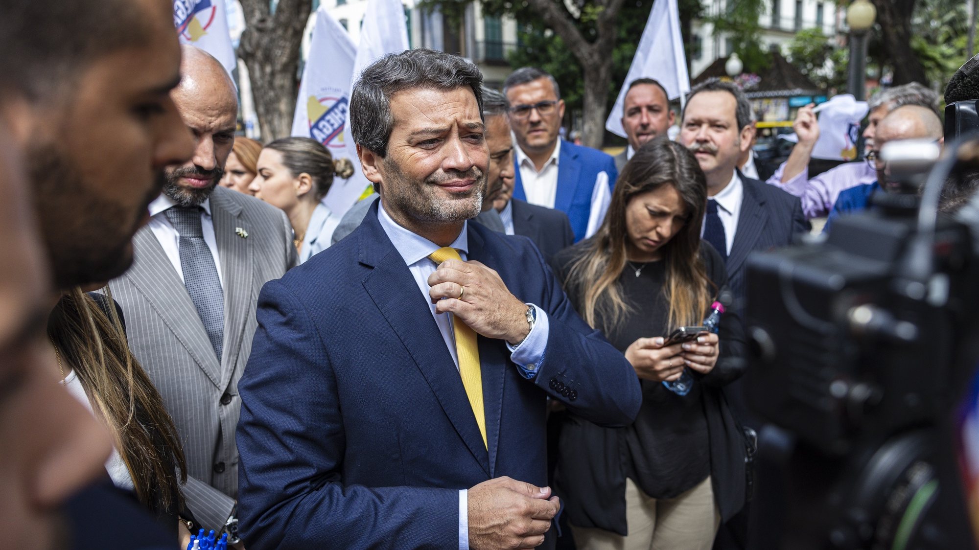 O presidente do Chega, André Ventura (C), durante uma ação de campanha eleitoral que teve lugar no centro da cidade do Funchal, Madeira, 23 de maio de 2024.GREGÓRIO CUNHA/LUSA