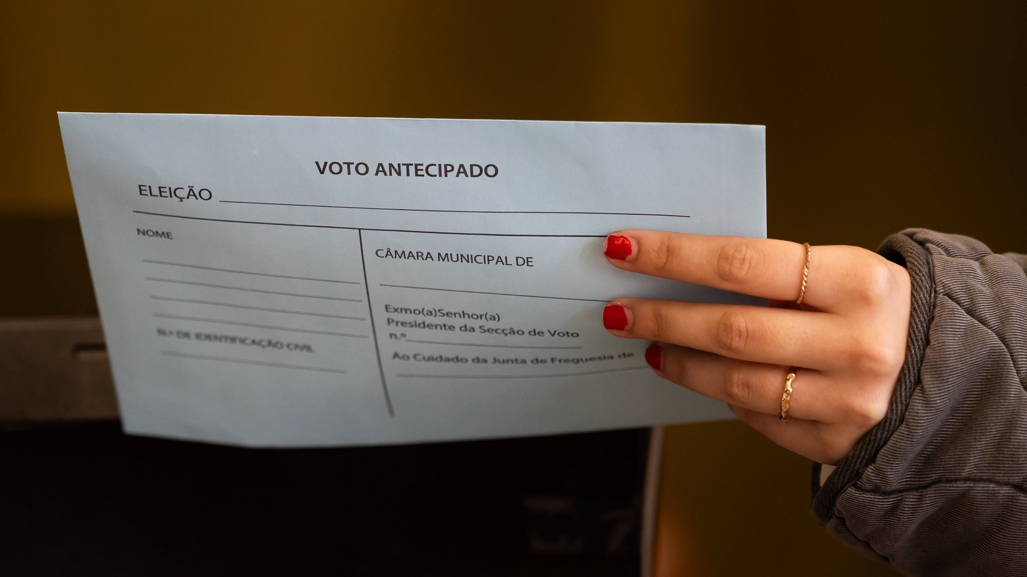 Uma mulher exerce o seu direito de voto no dia em que se realiza o ato eleitoral para eleitores em mobilidade no território nacional, na Aula Magna da Cidade Universitária de Lisboa, em Lisboa, 03 de março de 2024. As eleições legislativas têm lugar a 10 de março. JOSÉ SENA GOULÃO/LUSA