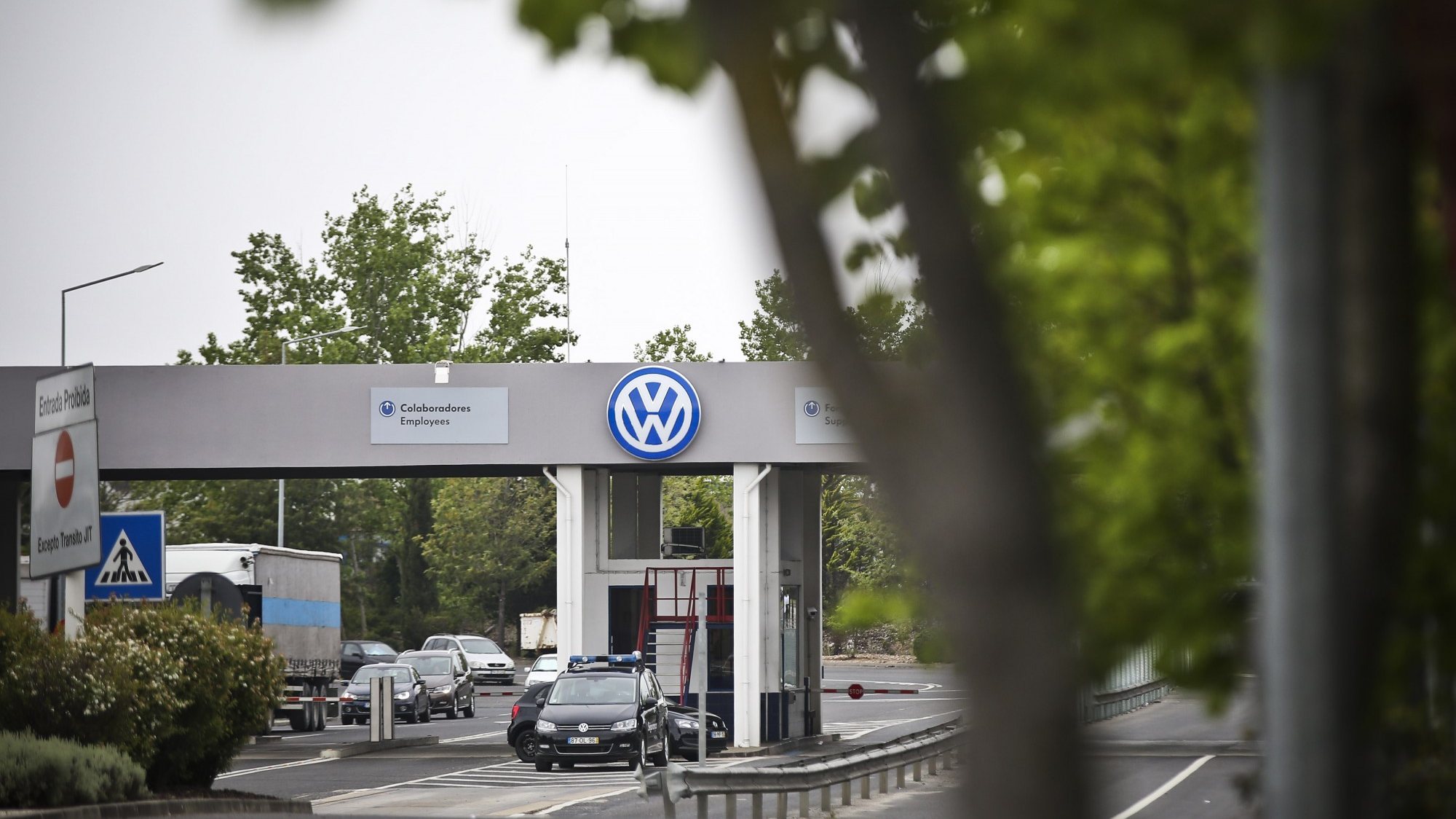 Entrada dos trabalhadores da fábrica Autoeuropa do grupo alemão Volkswagen, numa altura em que se celebram os 20 anos do início da produção da Autoeuropa em Portugal, em Palmela, concelho de Setúbal, 24 de abril de 2015