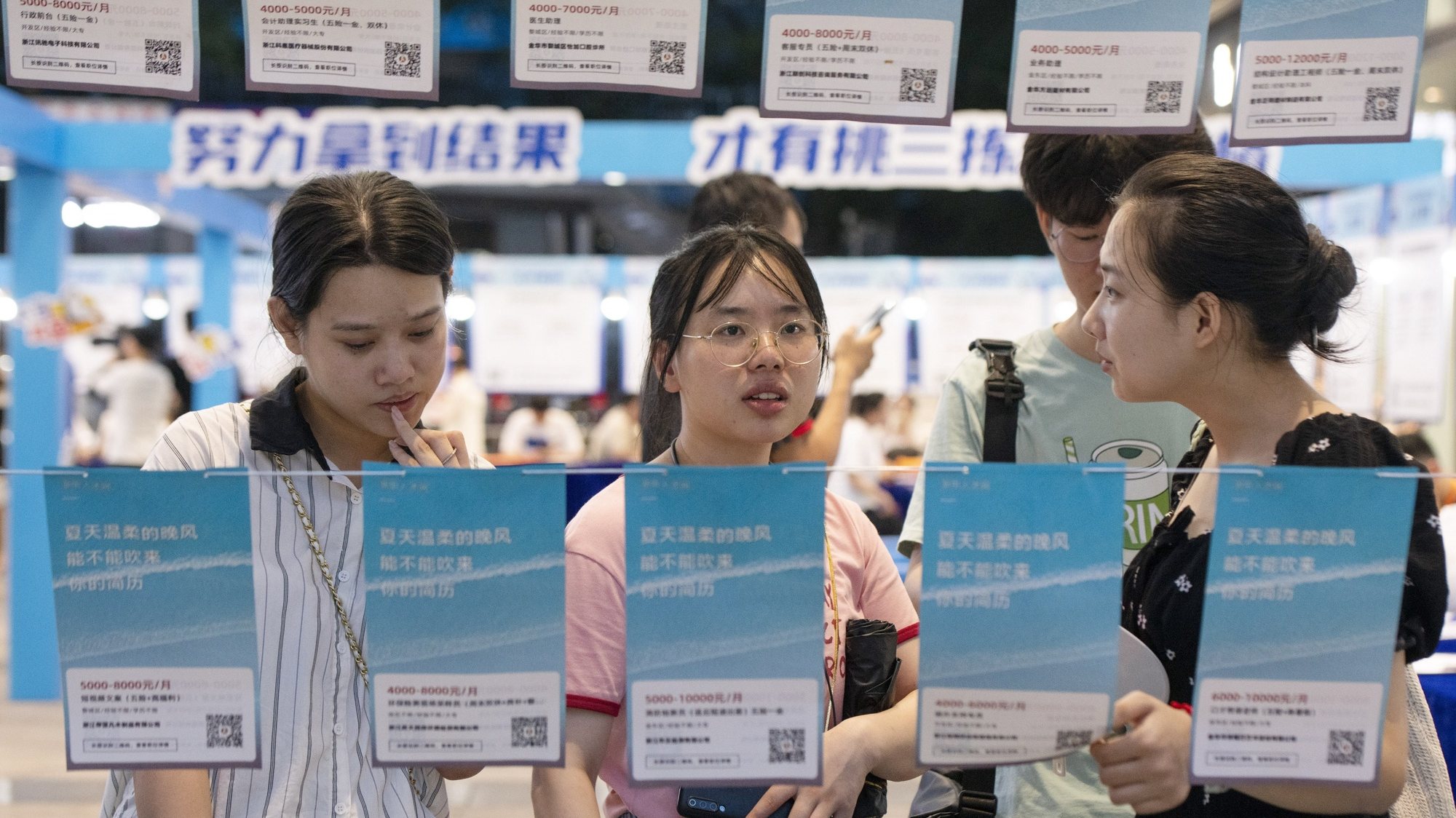 epa10761586 Job seekers read recruitment information at a job fair for college graduates in Jinhua City, Zhejiang Province, China 21 July 2023 (issued 22 July 2023). China&#039;s surveyed urban unemployment rate remained at 5.2 percent in June 2023, the same for the second consecutive month, official figures show. It was the lowest in 16 months and the unemployment rate of the population aged 25-59 was at 4.1 percent in June, while the rate for those aged 16-24 rose up to a new record peak of 21.3 percent from 20.8 percent in May.  EPA/XINHUA / Shi Kuanbing CHINA OUT / UK AND IRELAND OUT  /       MANDATORY CREDIT  EDITORIAL USE ONLY