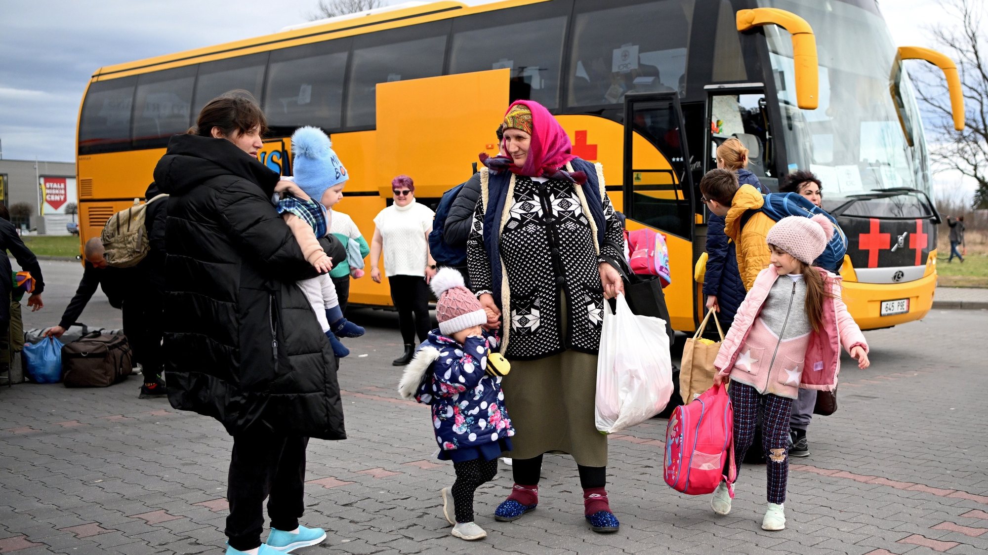 epa09880401 A war refugees from Ukraine upon arrival at the Humanitarian Aid Center in Przemysl, Poland 09 April 2022. Today marks 45 days of Russian aggression against Ukraine.  EPA/Darek Delmanowicz POLAND OUT