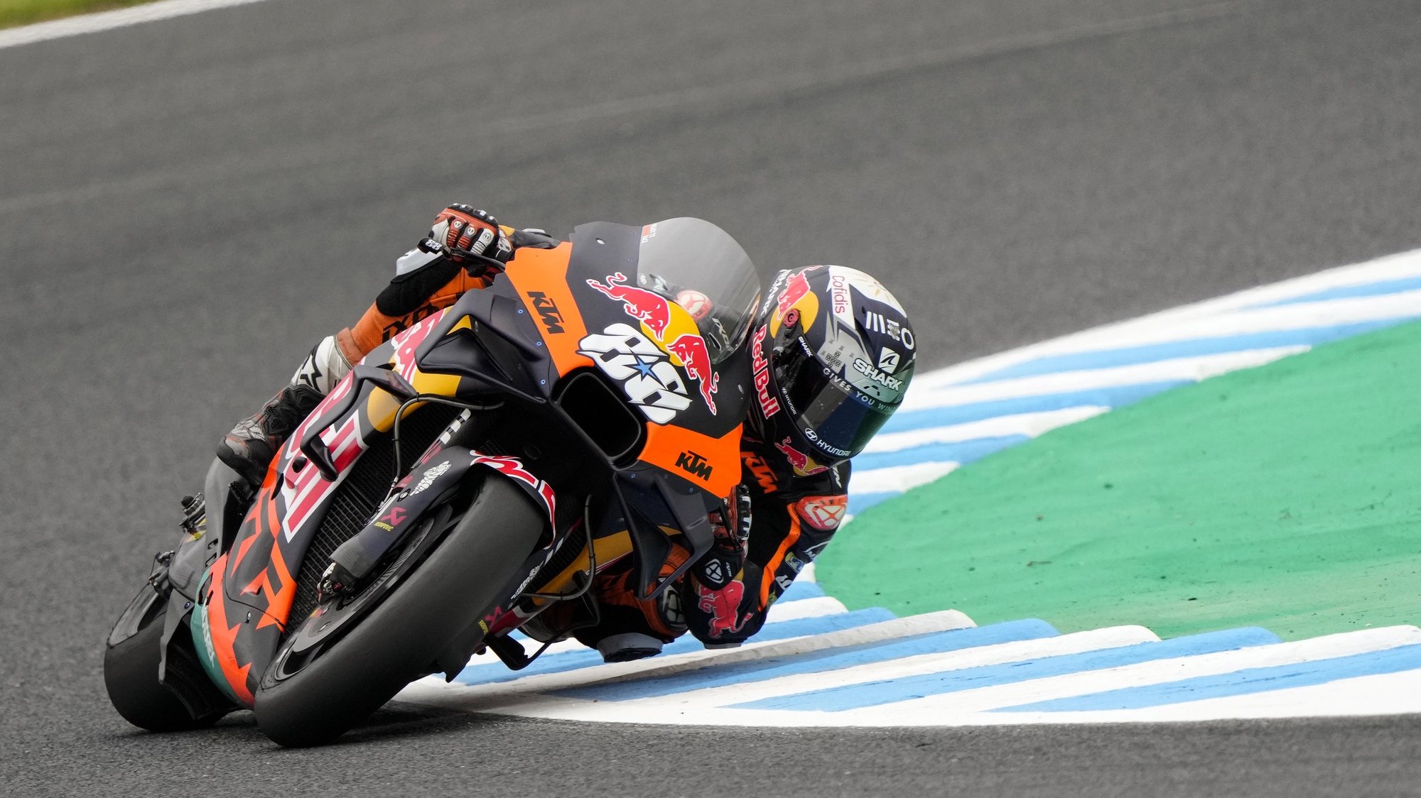 epa10200950 Portuguese MotoGP rider Miguel Oliveira of Red Bull KTM Factory Racing in action during a free practice session in Motegi, Tochigi Prefecture, north of Tokyo, Japan, 23 September 2022. The MotoGp Grand Prix of Japan will be held at Twin Ring Motegi on 25 September.  EPA/KIMIMASA MAYAMA