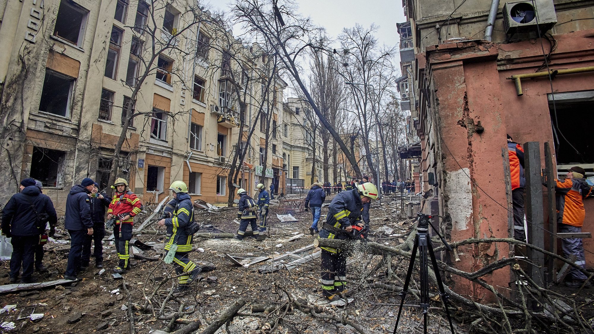 epa10448649 Ukrainian rescuers work at the site of a damaged residential building following a missile strike, in Kharkiv, northeastern Ukraine, 05 February 2023, amid Russia&#039;s invasion. At least four people were injured after two Russian missiles hit downtown Kharkiv on 05 February, the head of the Kharkiv regional military administration, Oleg Sinegubov wrote on telegram. Kharkiv and surrounding areas have been the target of heavy shelling since February 2022, when Russian troops entered Ukraine starting a conflict that has provoked destruction and a humanitarian crisis.  EPA/SERGEY KOZLOV