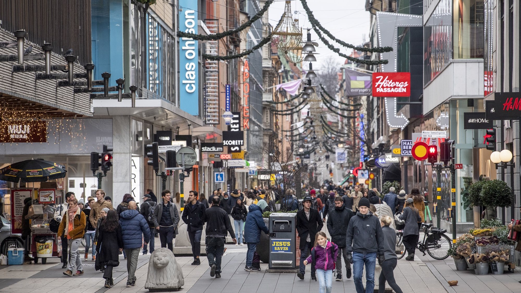 epa08811770 People stroll at the Drottninggatan shopping street in central Stockholm, Sweden, 10 November 2020, amid the continuous spread of the coronavirus disease (COVID-19).  EPA/Fredrik Sandberg/TT *** SWEDEN OUT ***