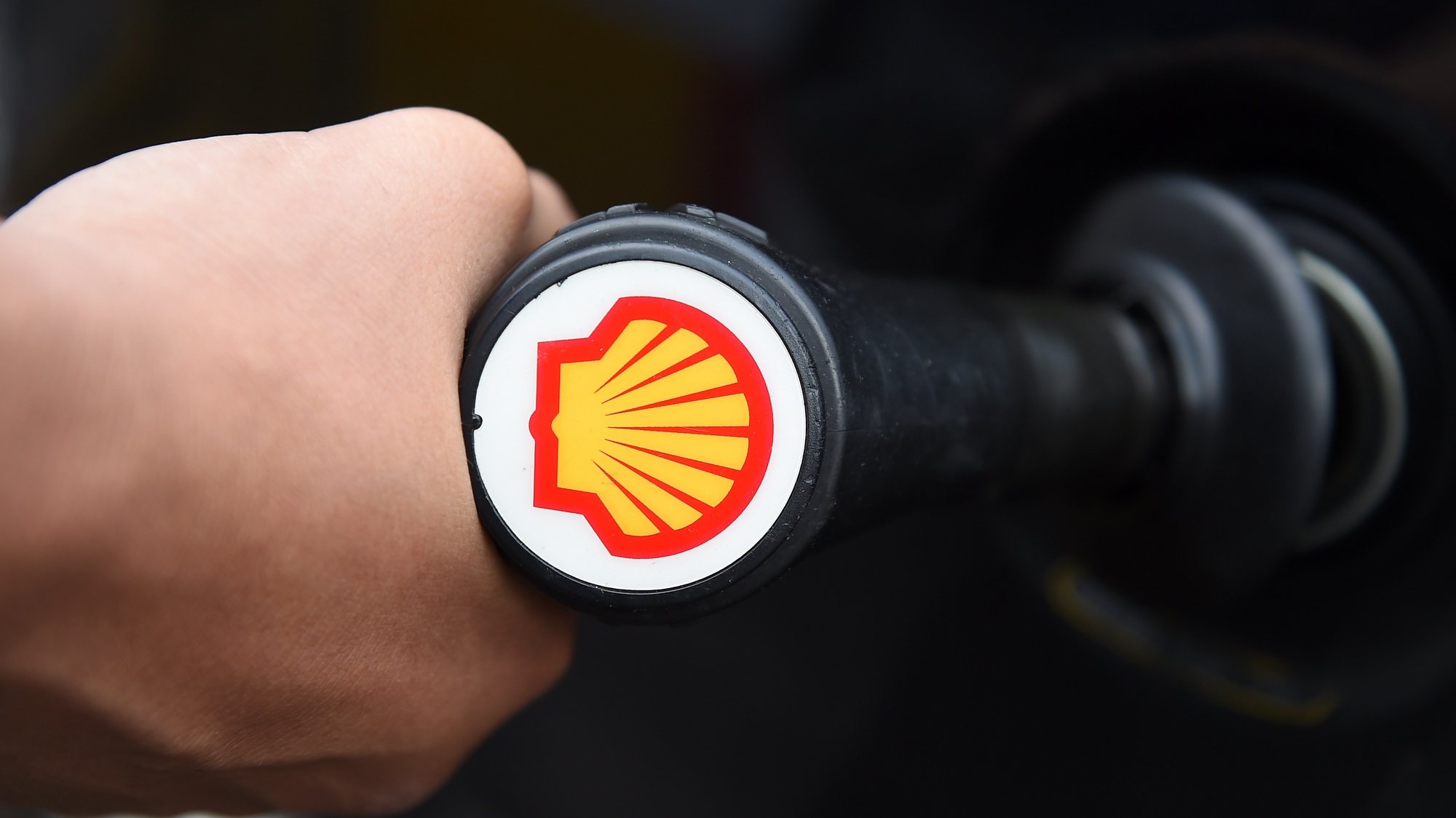 epa08574035 (FILE) - A customer fills his tank at a Shell station in London, England, 08 April 2015 (reissued 30 July 2020). Shell, that in 2nd quarter 2019 made a 3.5 billion USD profit, on 30 July 2020 released their 2nd quarter results 2020 saying they suffered a loss of 18.4 billion USD. Part of the loss was due to low fuel prices as Coronavirus-pandemic hit the demand around the globe  EPA/ANDY RAIN *** Local Caption *** 56055625