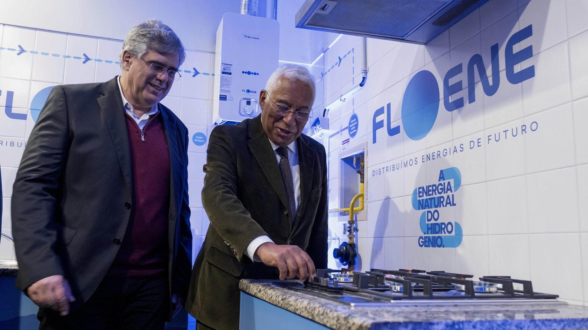 O primeiro-ministro, António Costa (D), e Paulo Silva, presidente da câmara municipal do Seixal, durante a inauguração do primeiro projeto de injeção de Hidrogénio Verde na rede de gás natural em Portugal, Seixal, 07 de março de 2023. RUI MINDERICO/LUSA