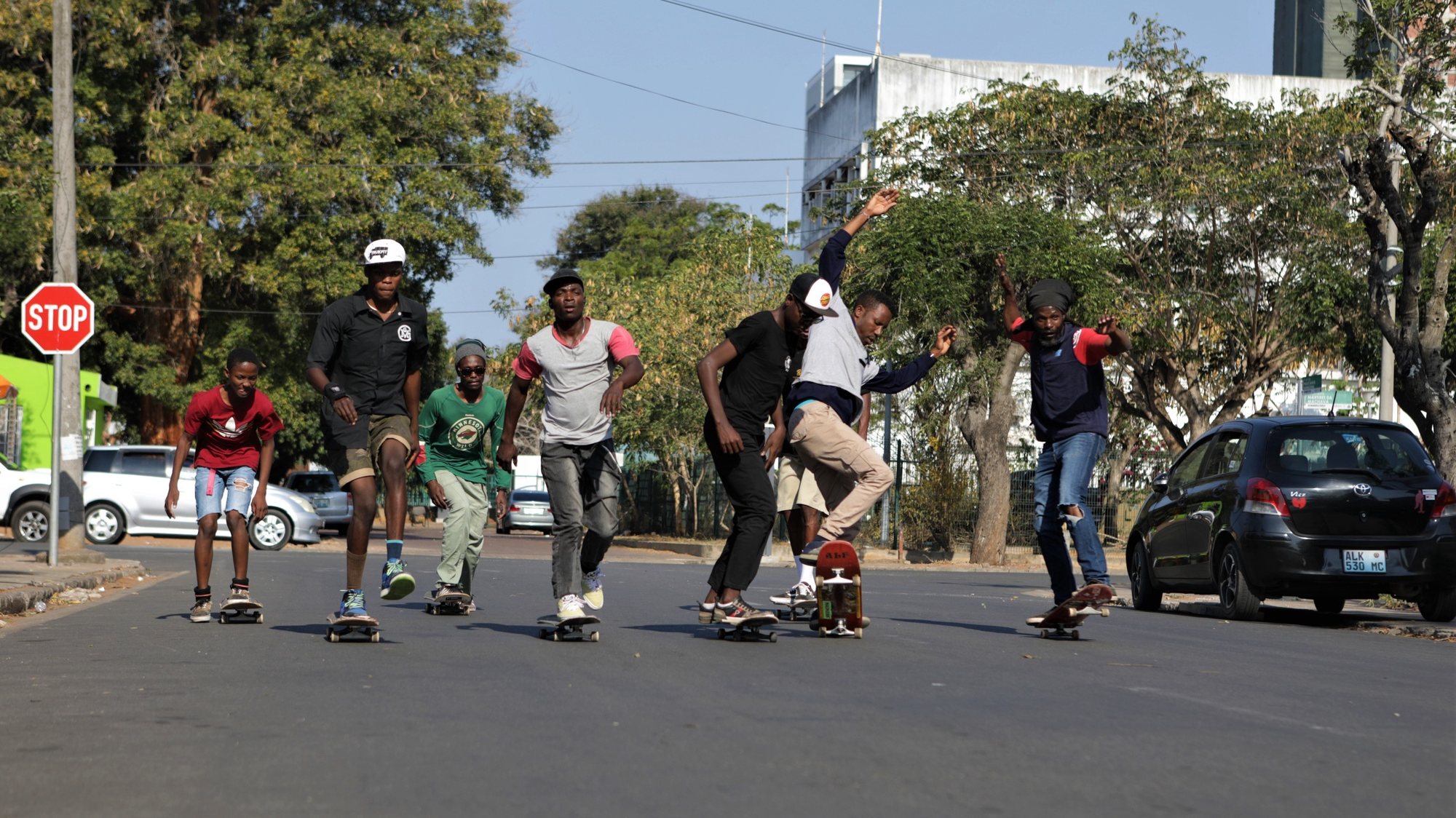 Os membros do projeto comunitário da Maputo Skate dividem a estrada com carros e motos na capital moçambicana, desde que foram retirados do Parque dos Continuadores onde praticavam a modalidade, num projeto que visa manter jovens na escola, incentivando-os a conciliar as aulas a este desporto, Maputo, Moçambique, 14 de setembro de 2023. Os dados do último censo populacional (2017) divulgados pelo Instituto Nacional de Estatísticas indicam que, no universo de 32 milhões de moçambicanos, cerca de 9,4 milhões são jovens, um terço dos quais sem emprego, escolaridade ou formação profissional. (ACOMPANHA TEXTO DE 24 DE SETEMBRO DE 2023). LUÍSA NHANTUMBO/LUSA