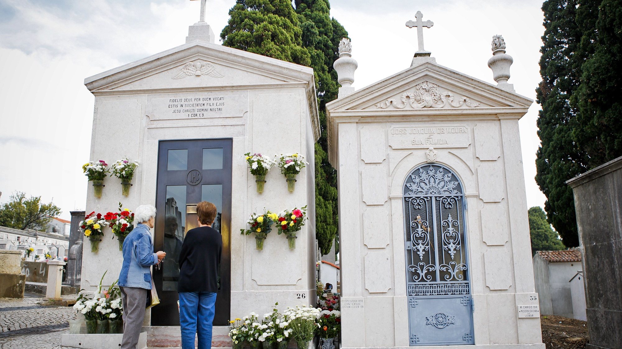 Duas senhoras rezam junto ao túmulo do Padre Cruz no cemitério de Benfica, esta manhã, em Lisboa, 31 outubro 2011. (ACOMPANHA TEXTO) JOSÉ SENA GOULÃO/LUSA