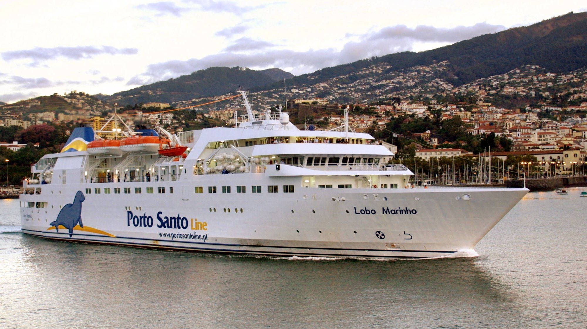 20031004:FUNCHAL:Navio Lobo Marinho, da Porto Santo Line, e o maior e principal meio de transporte maritimo entre as ilhas da Madeira e Porto Santo. FOTO HOMEM DE GOUVEIA / LUSA