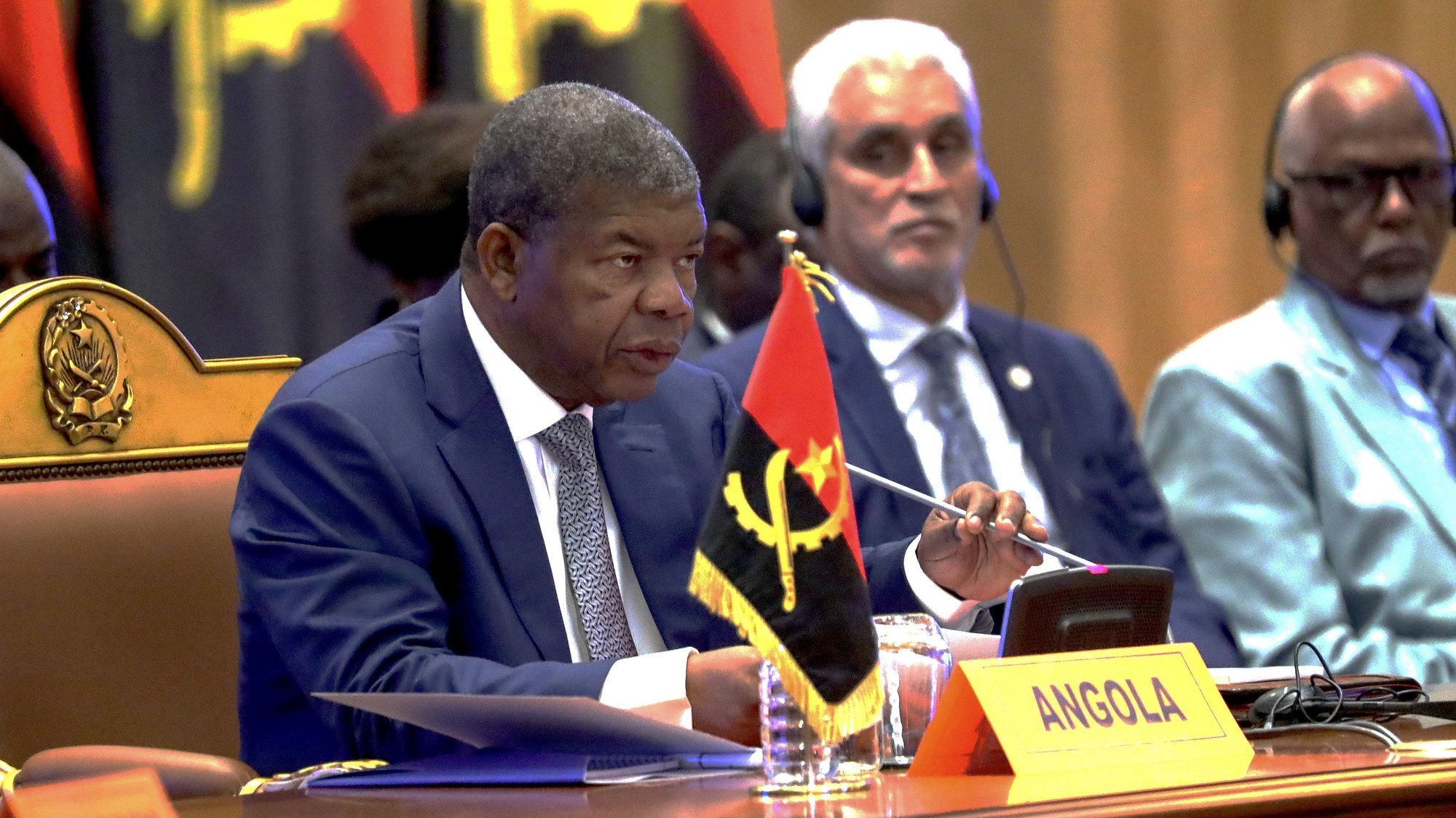 O Presidente de Angola, João Lourenço, intervém na reunião da Cimeira Quadripartida para a estabilização da paz no leste da República Democrática do Congo (RDCongo), entre a Conferência Internacional sobre a Região dos Grandes Lagos (CIRGL), a Comunidade de Desenvolvimento da África Austral (SADC), a Comunidade da África Oriental (CAO) e a Comunidade Económica dos Estados da África Central (CEEAC), sob a coordenação da União Africana (UA) e com a participação da Organização das Nações Unidas (ONU), em Luanda, Angola, 27 de junho de 2023. AMPE ROGÉRIO/LUSA