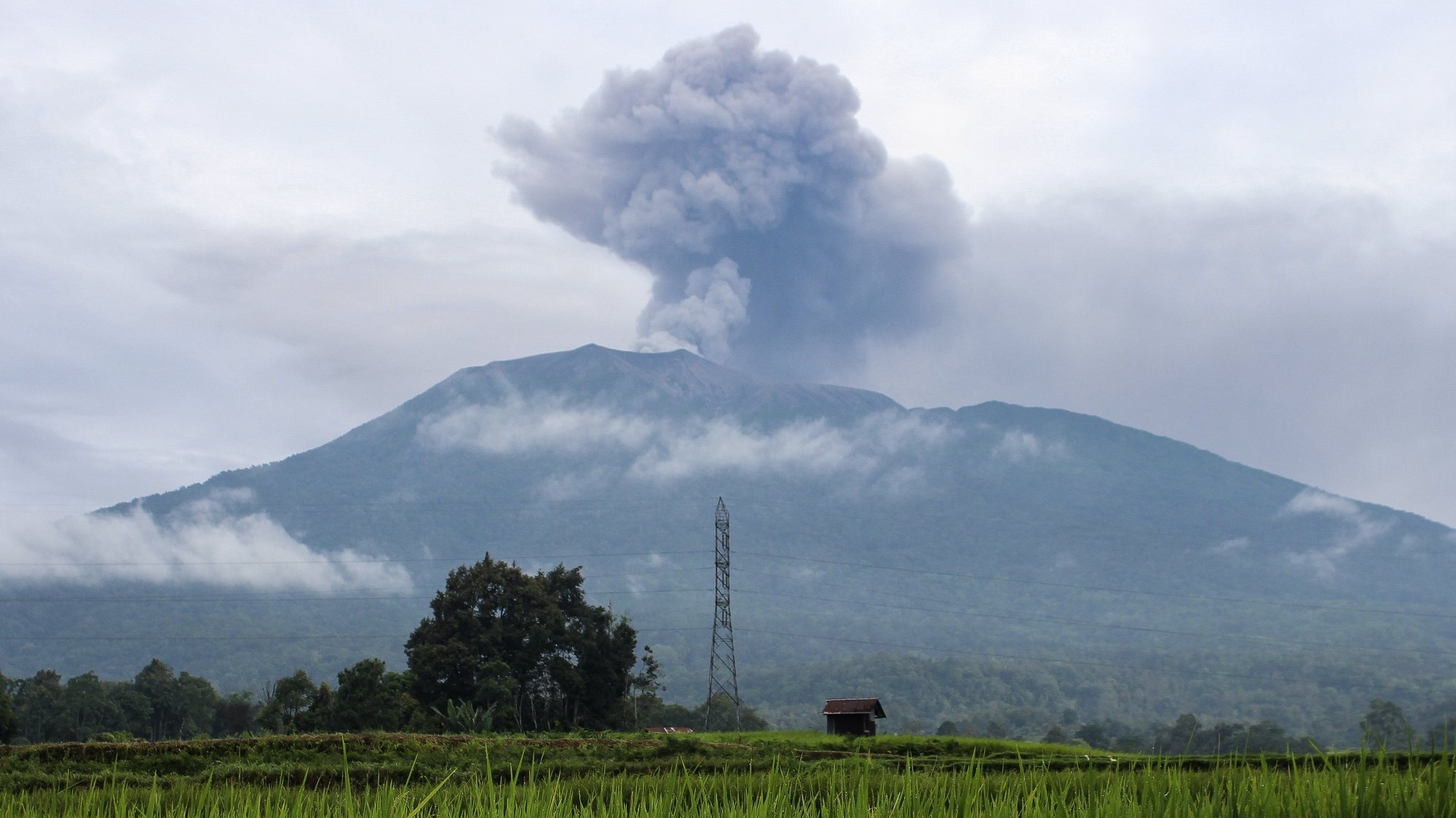 epaselect epa11010420 Mount Marapi spews volcanic materials during an eruption seen from Batu Palano village in Agam, West Sumatra, Indonesia, 04 December 2023. At least 11 hikers were found dead and 12 others were missing after the Marapi volcano erupted on 03 December 2023, according to the Indonesian rescue agency (BASARNAS).  EPA/ALI NAYAKA