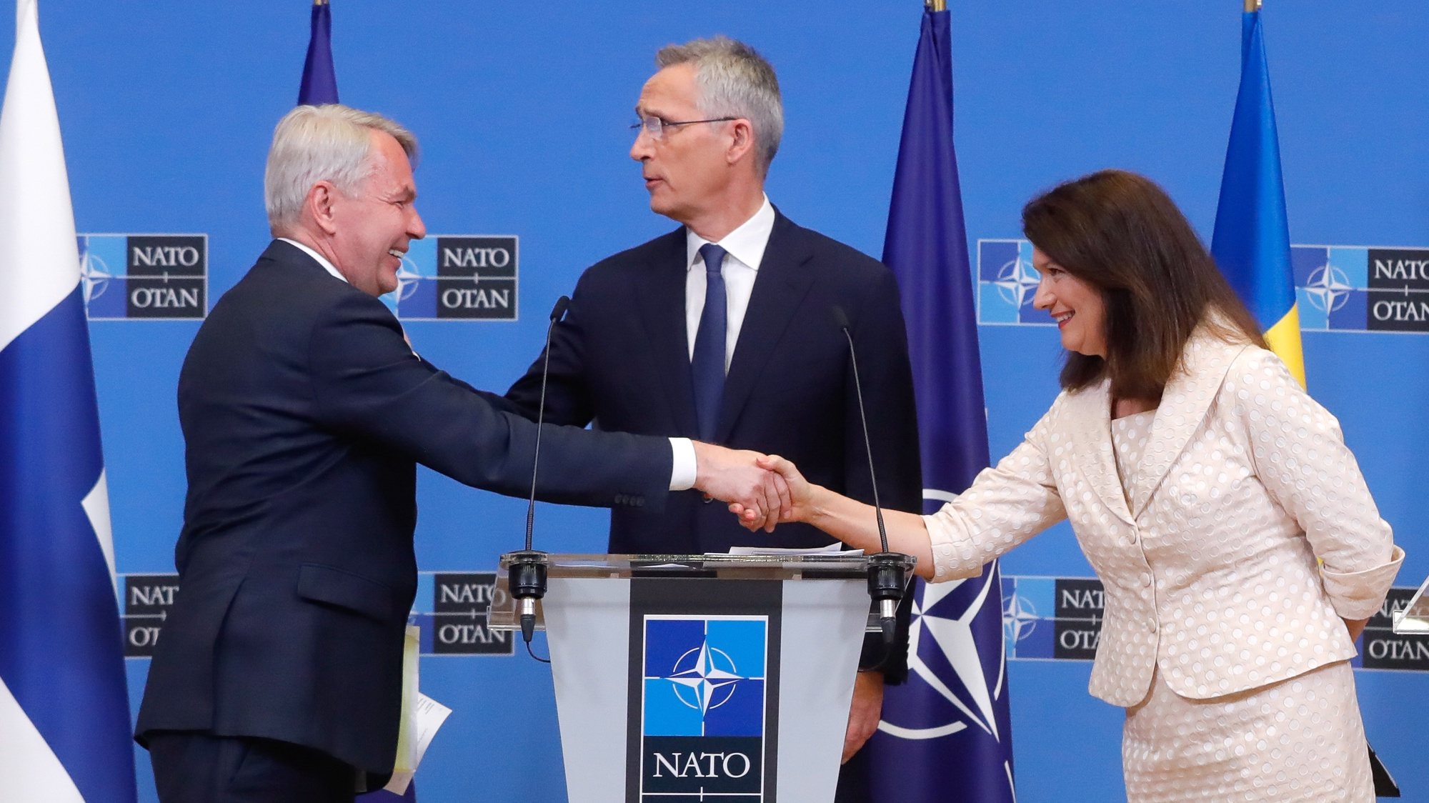 epa10052959 Finland&#039;s Minister of Foreign Affairs Pekka Haavisto (L) and Sweden&#039;s Minister of Foreign Affairs Ann Linde (R) shake hands next to NATO Secretary General Jens Stoltenberg (C) at the end of a joint press conference after the signature of the accession protocols to NATO of Finland and Sweden, at NATO headquarters in Brussels, Belgium, 05 July 2022.  EPA/STEPHANIE LECOCQ