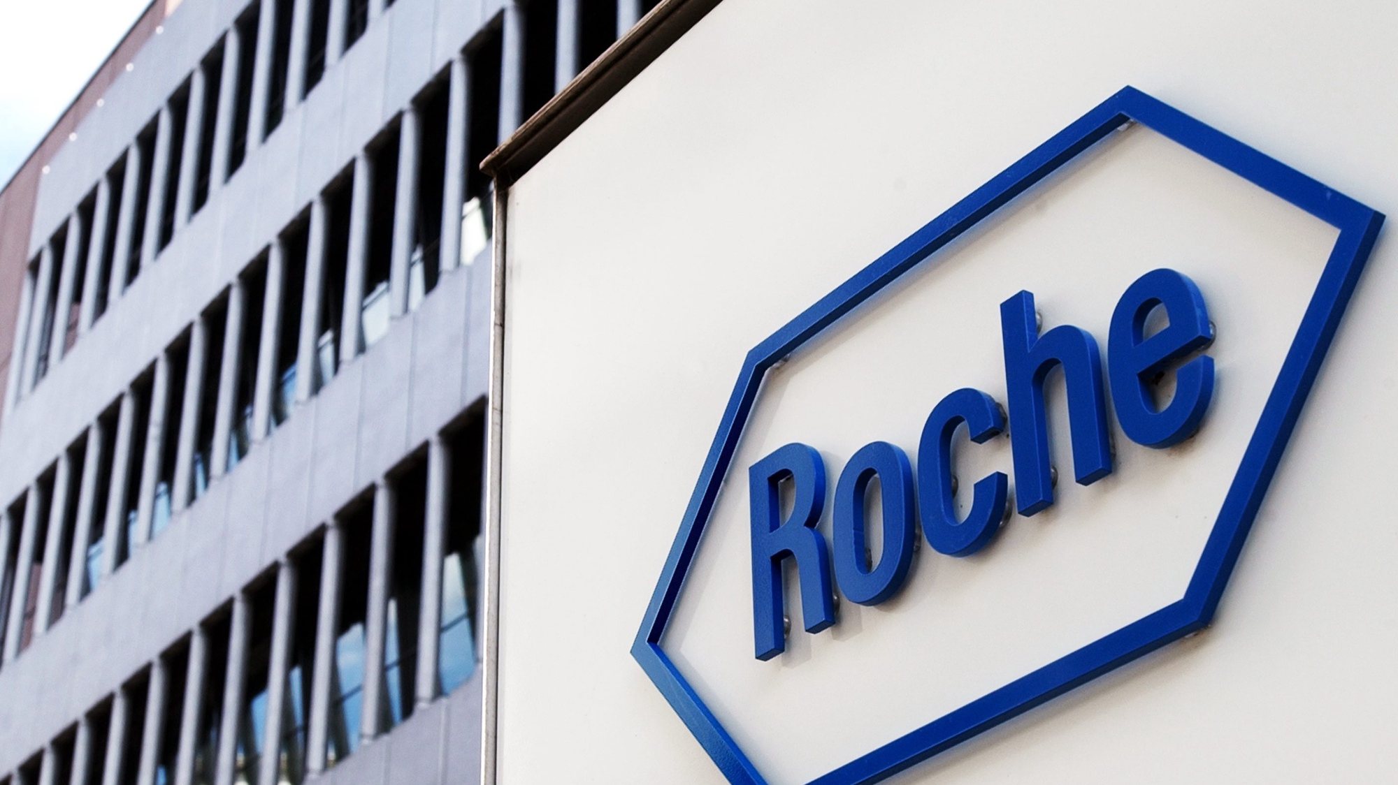 epa08747014 (FILE) - A file picture dated 12 August 2005 shows the logo of Swiss pharmaceutical company Roche at the headquarters in Basle, Switzerland (reissued 15 October 2020). Roche will publish their 3rd quarter 2020 results on 16 October 2020.  EPA/STEFFEN SCHMIDT *** Local Caption *** 56232040