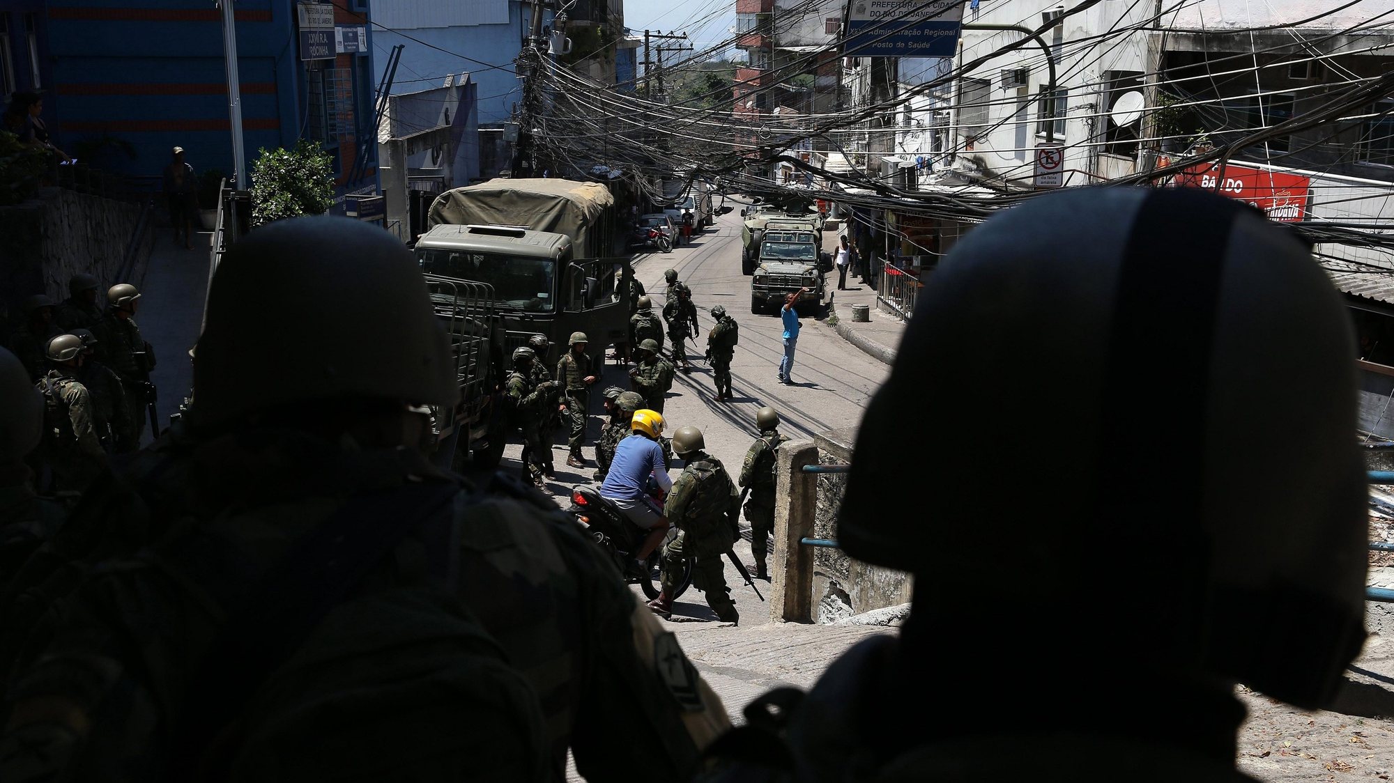 epa06257286 Soldiers of the Brazilian Army patrol a street of the favela Rocinha in Rio de Janeiro, Brazil, 10 October 2017. Soldiers are supporting a police operation in the most prominent slum of Rio de Janeiro, after they have found two bodies, allegedly of drug traffickers.  EPA/MARCELO SAYAO